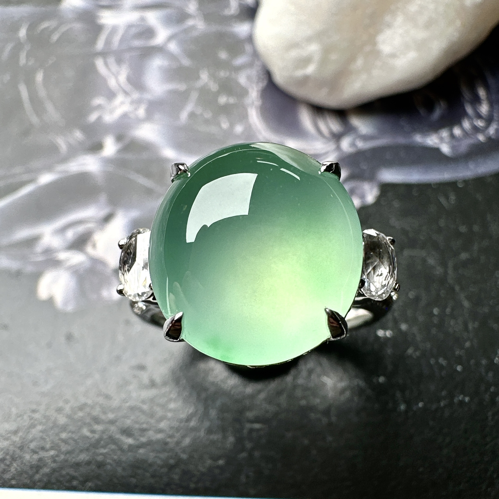 【冰种淡绿蛋面戒指】种水色俱全，冰透闪亮，通透感饱满度很好，18k金钻镶嵌，裸石尺寸13*12.1*