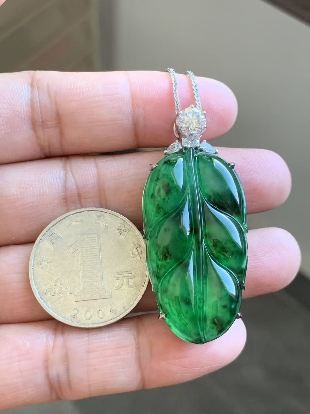 老坑花青叶子吊坠老坑种水，冰莹透亮，清润水足，颜色鲜辣，大气厚实！裸石39.5*21.5*6.5 整体48.5*21.5*9.5 
18k金钻石镶嵌