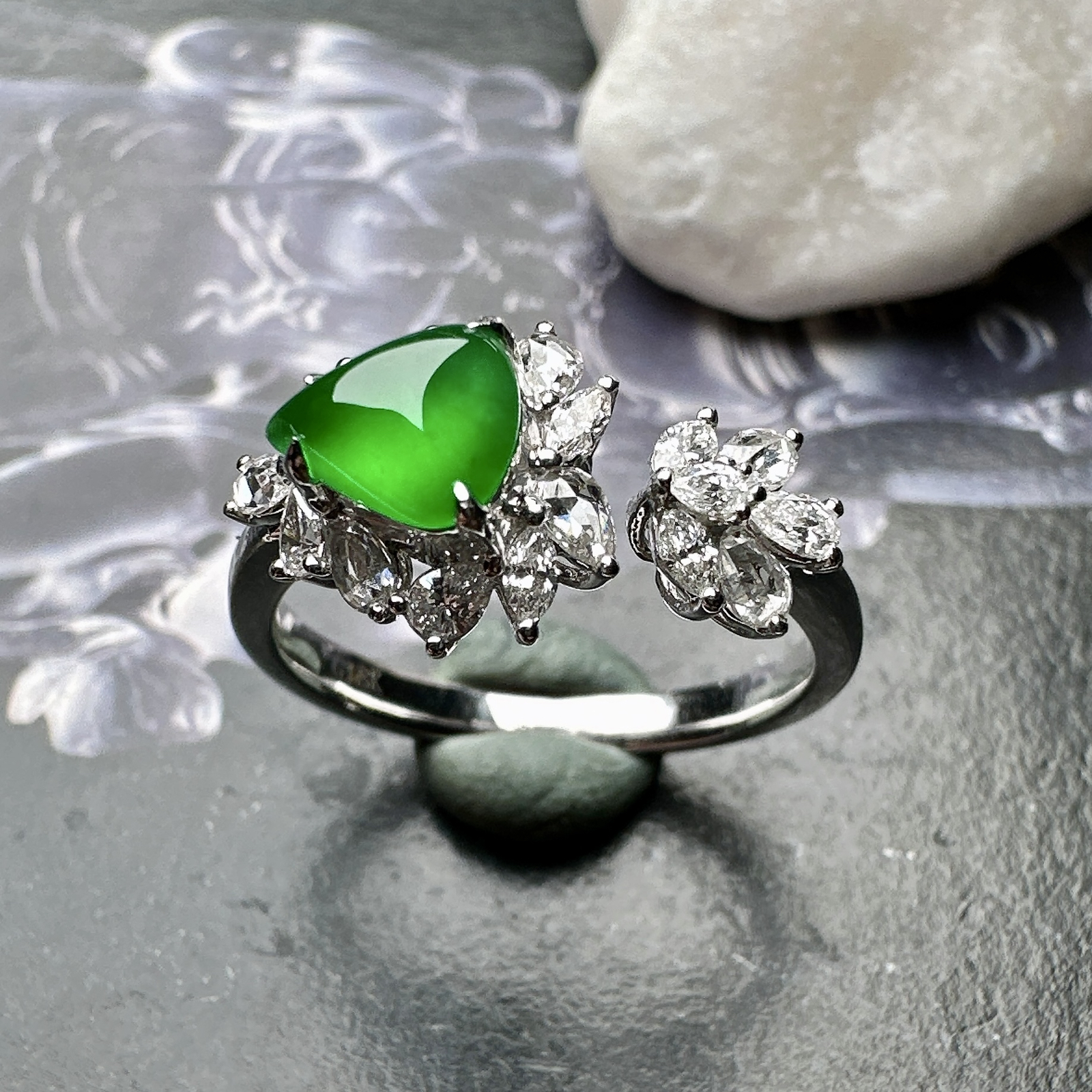 【冰种满绿心形戒指】质地均匀细腻，冰润起光，胶感强烈，颜色娇艳，18K金钻精美镶嵌，裸石尺寸7*6.