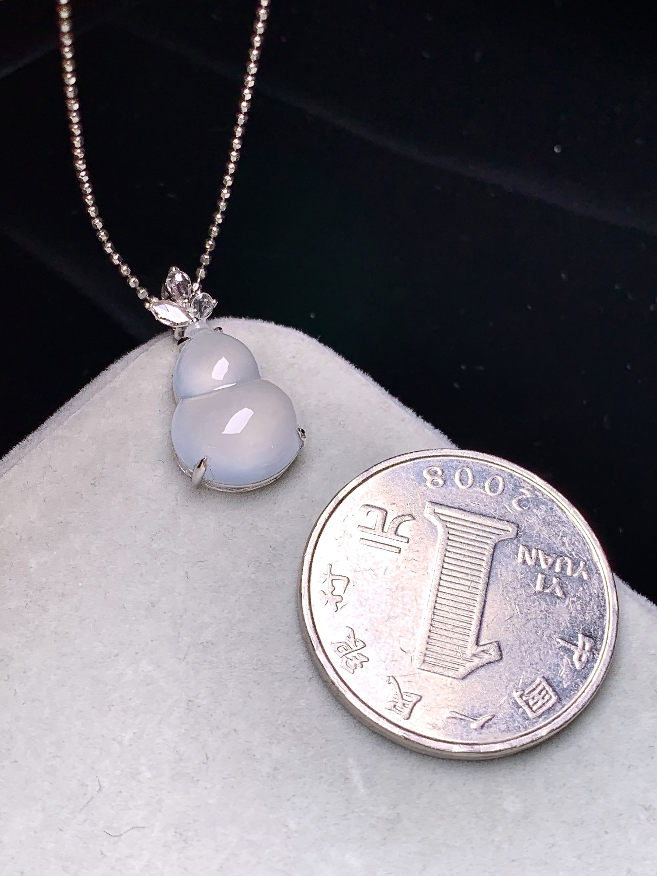 18k金钻镶嵌冰种葫芦吊坠 玉质细腻 色泽艳丽清新 水润亮眼 整体尺寸19.5*10.5*7c2