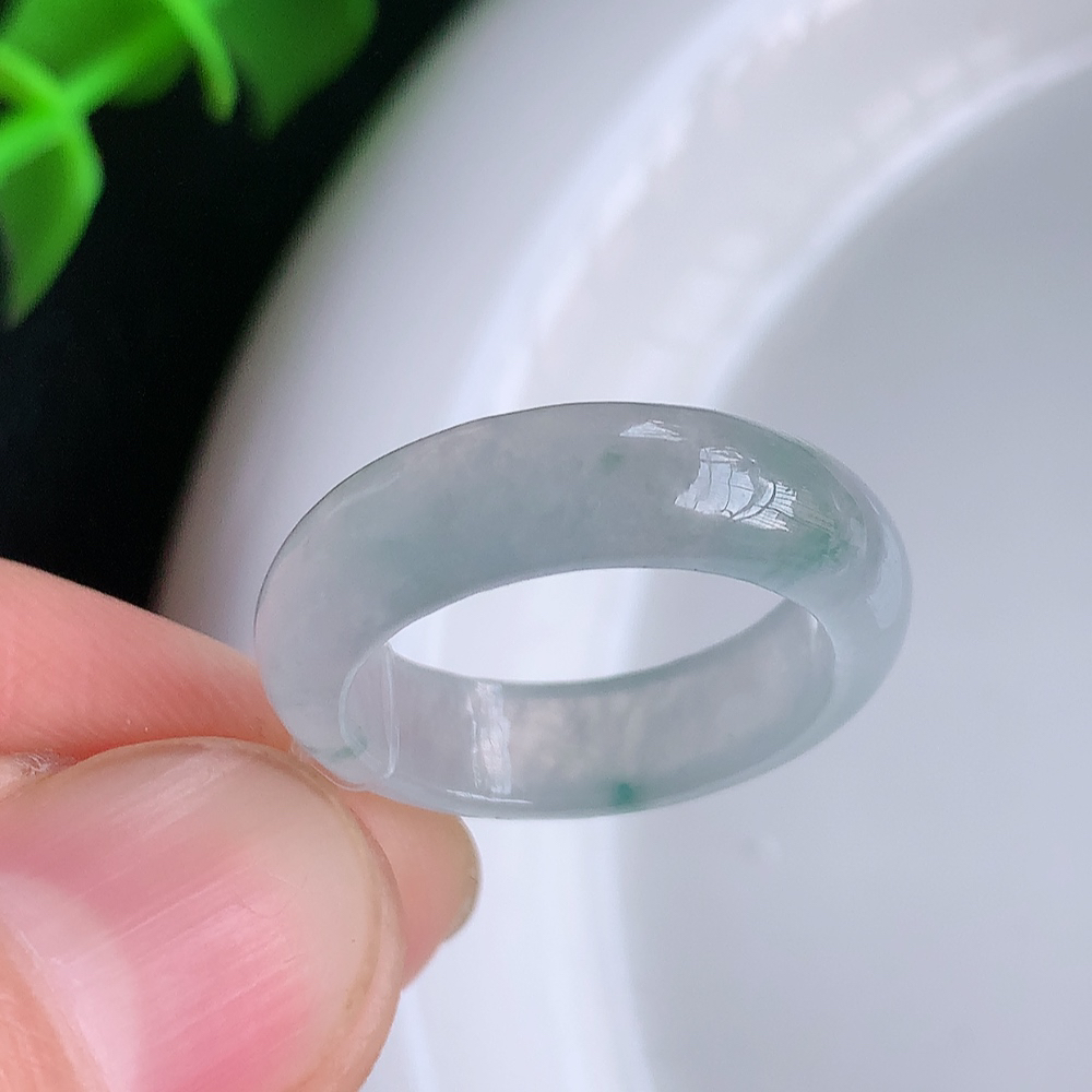 冰润飘花精美环形翡翠戒指  玉质细腻  冰清玉润  飘花灵动  颜色漂亮  W49.15  尺寸：16-5.3-3.2mm