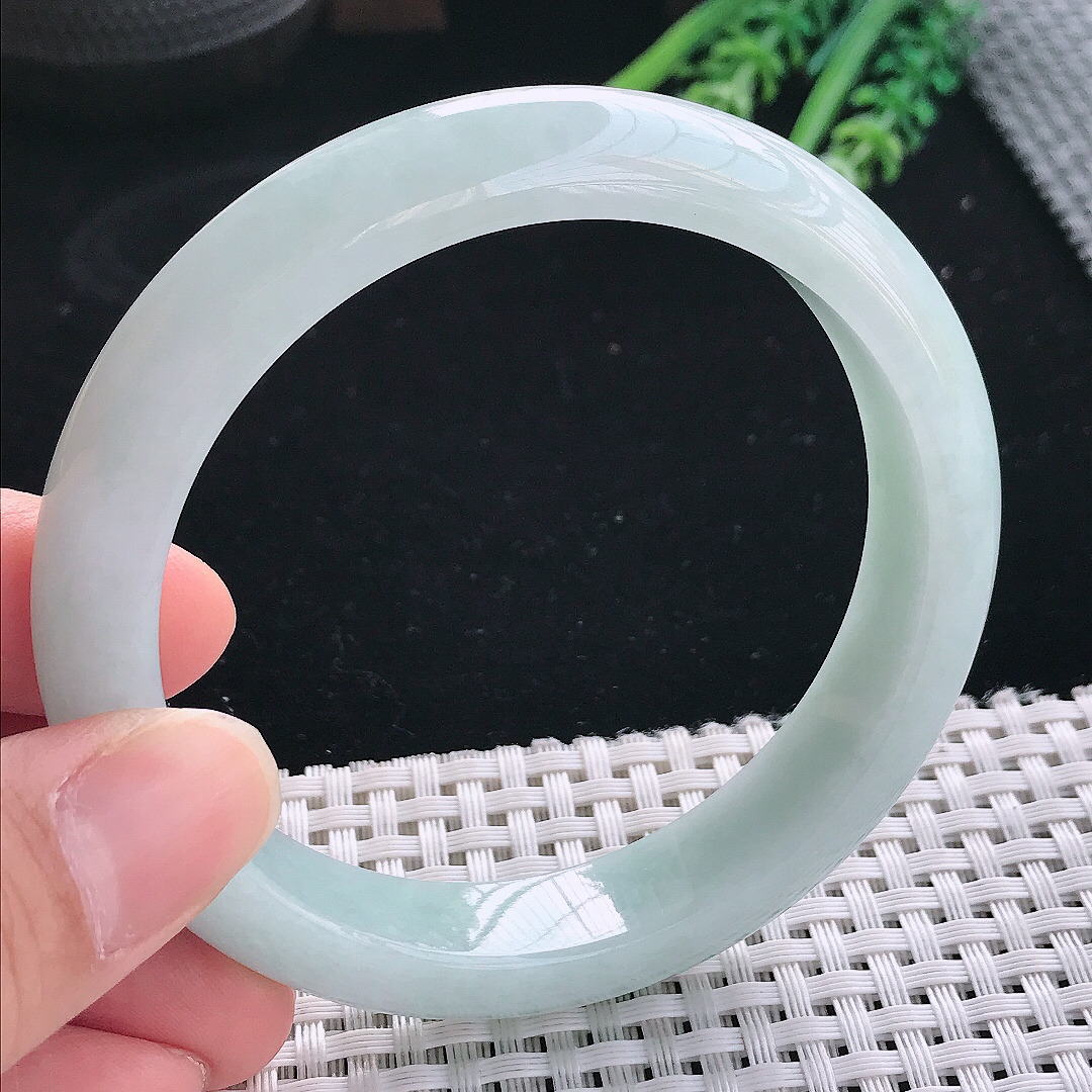 实拍天然翡翠60.5/12.8/8.5大圈口老坑秀气温润淡绿色手镯翡翠玉镯手环