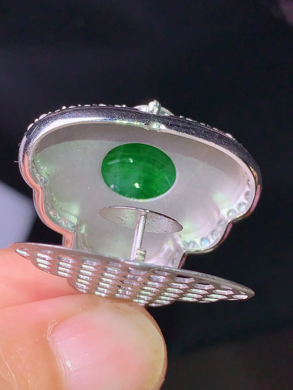 18k金钻镶嵌翠绿佛公吊坠 玉质细腻 色泽清新艳丽 整体尺寸30.5*28.6*10.5