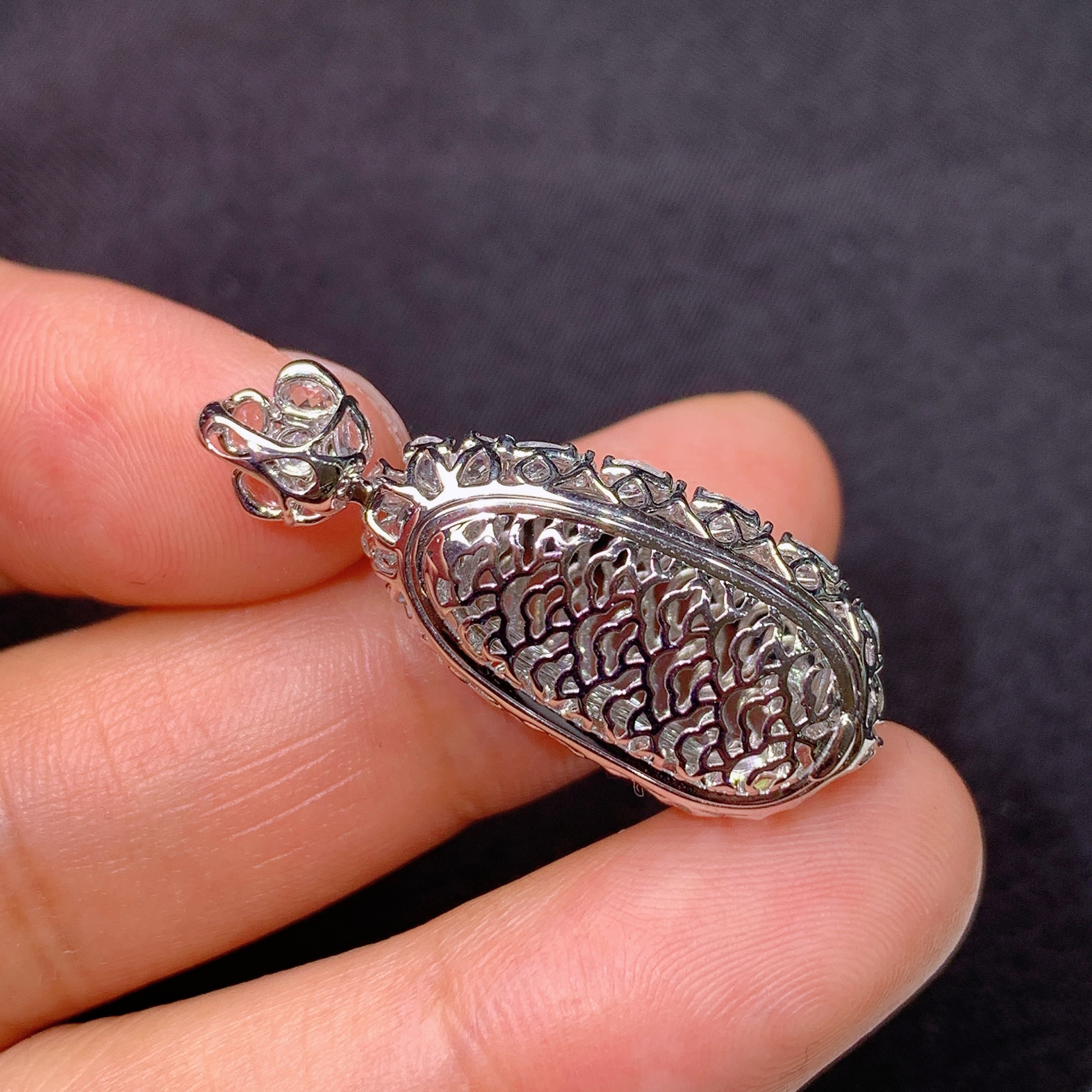 冰黄翡福豆吊坠，18k金镶嵌，冰透水润，颜色鲜艳，种水足，Dgj 尺寸31.2*12.2*10.3