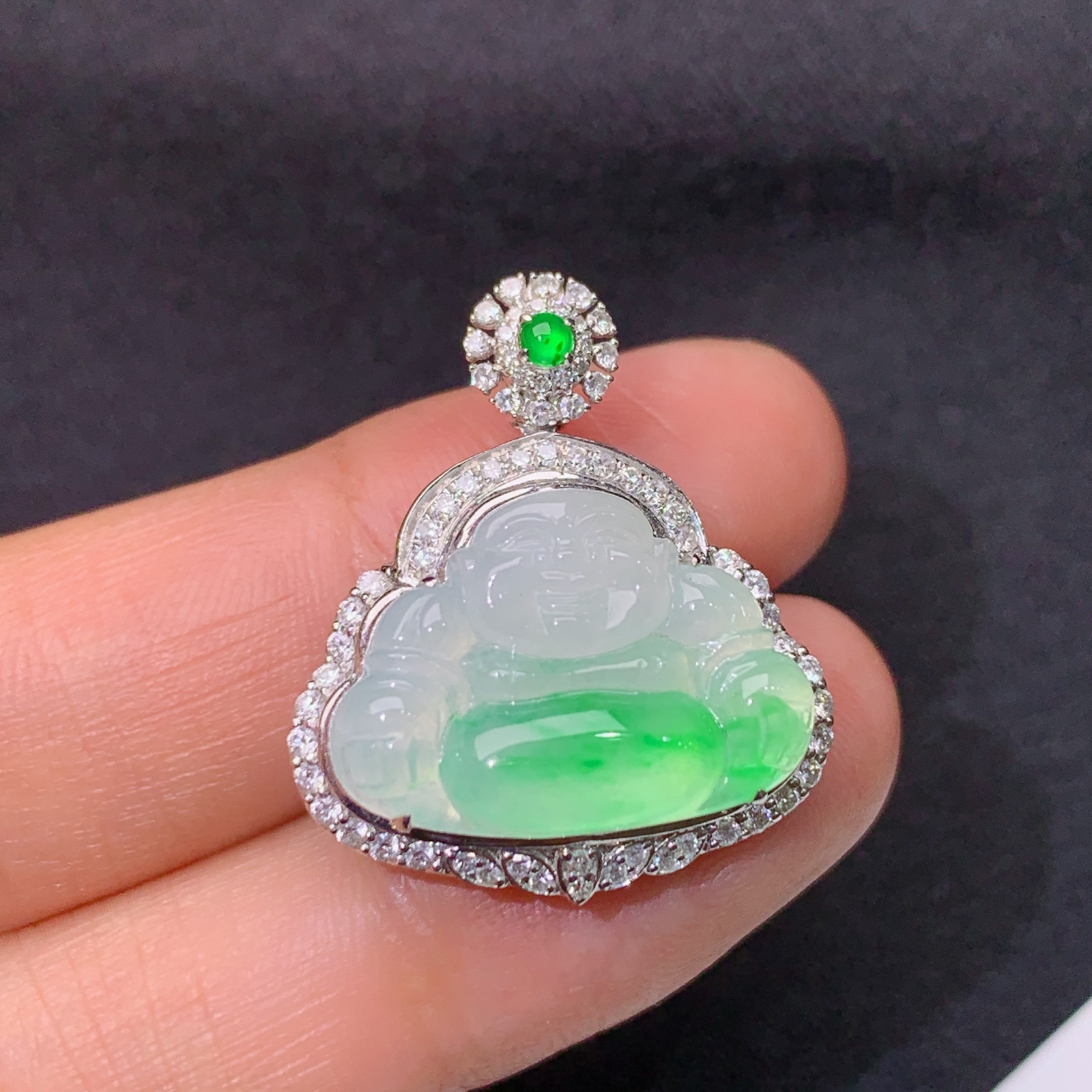 冰飘绿笑佛吊坠，18k金镶嵌，冰润色阳，品相好，种水足，Tl 尺寸25.2*21.8*8.8