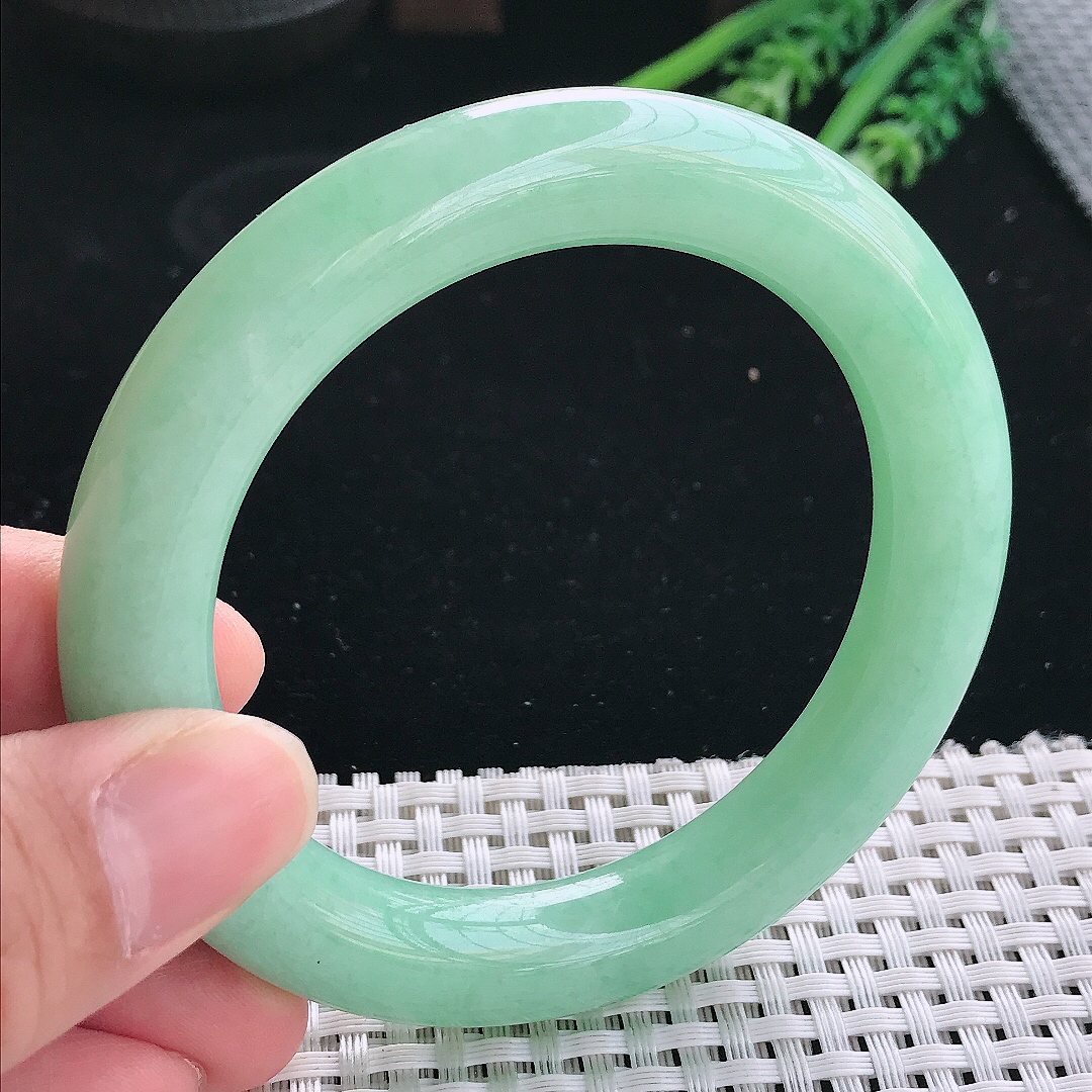 实拍天然翡翠57.5/11.2/11.3老坑精美温润满绿圆条手镯苹果绿玉镯手环