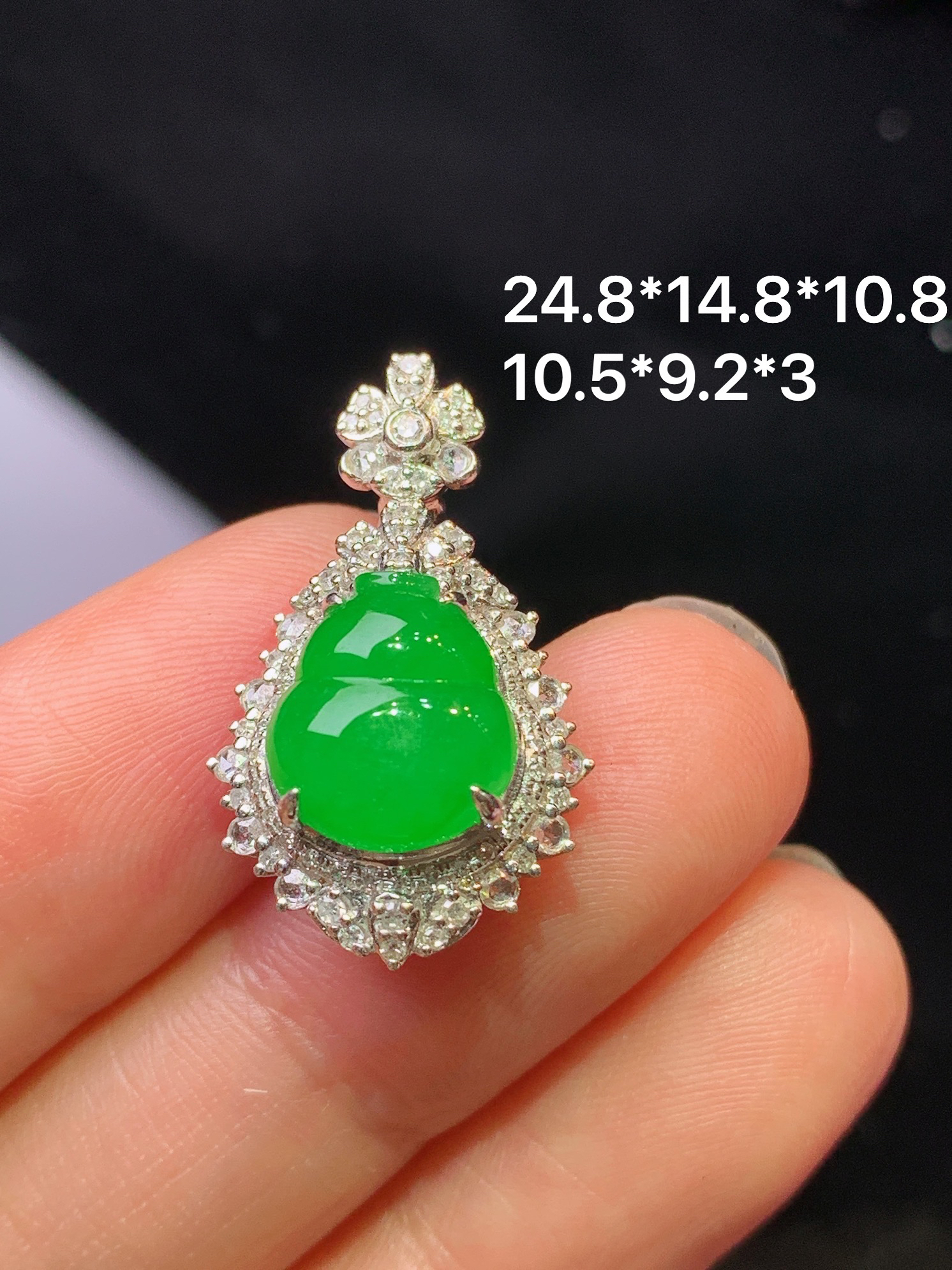 18k金钻镶嵌满绿葫芦吊坠 玉质细腻 色泽艳丽清新 水润亮眼 整体尺寸24.8*14.8*10.8c2