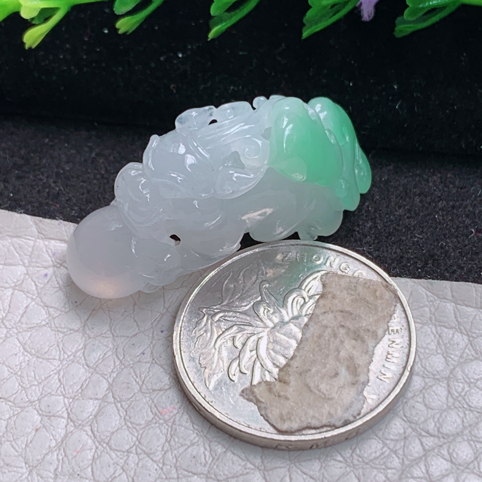 lz实拍36.2*12*18缅甸天然翡翠a货精雕冰种飘绿立体貔貅玉项坠 玉挂件