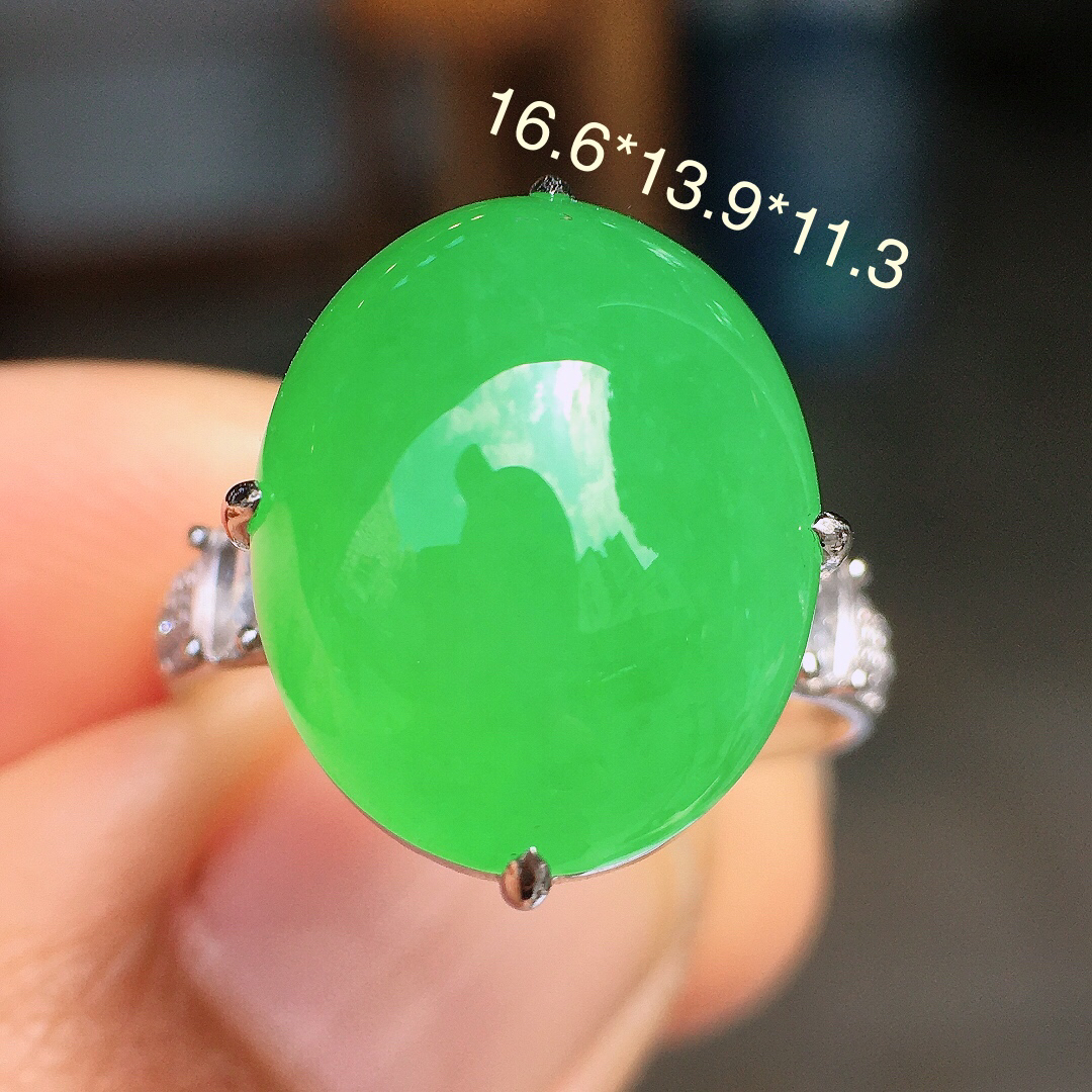 阳绿蛋面戒指，色泽均匀艳丽，玉质细腻，荧光感超
强，饱满圆润，尽显优雅气质，18k
金豪华镶嵌