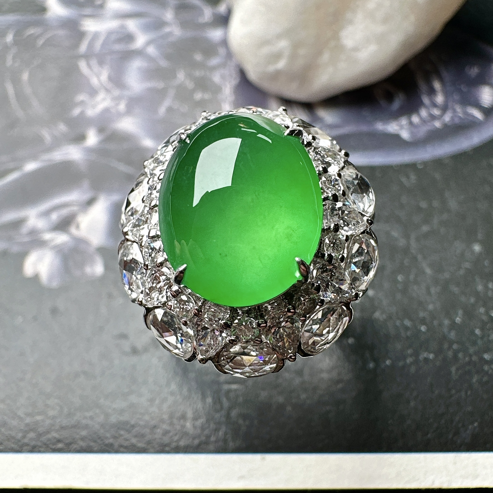 【冰种满绿蛋面戒指】多带款，质地均匀细腻，冰润起光，胶感强烈，颜色娇艳，18K金钻精美镶嵌，裸石尺寸