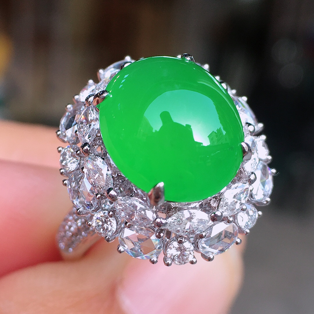 阳绿蛋面戒指，色泽均匀艳丽，玉质细腻，荧光感超
强，饱满圆润，尽显优雅气质，18k
金豪华镶嵌