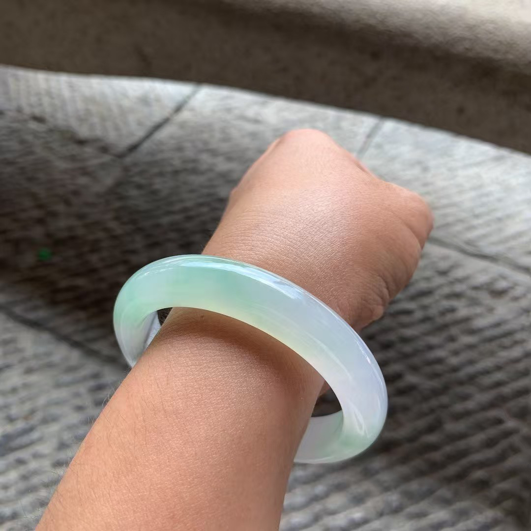 淡春彩正圈手镯尺寸56*12.5*9 种质细腻，冰凝透亮，水润光泽，紫绿相间，淡雅清新！