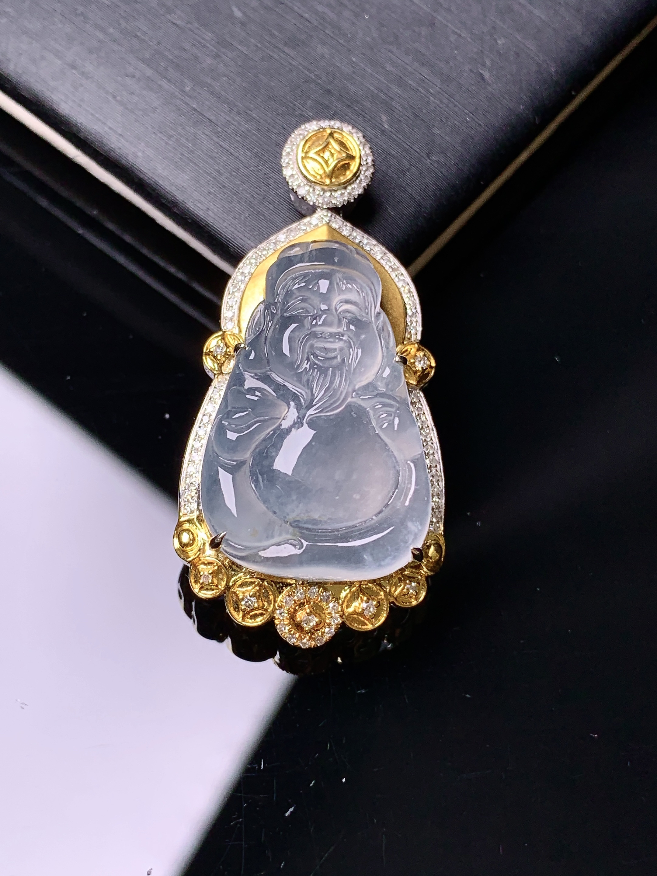 18k金钻镶嵌冰种财神吊坠 玉质细腻 色泽艳丽清新 水润亮眼 整体尺寸35.8*17.6*8.5c2