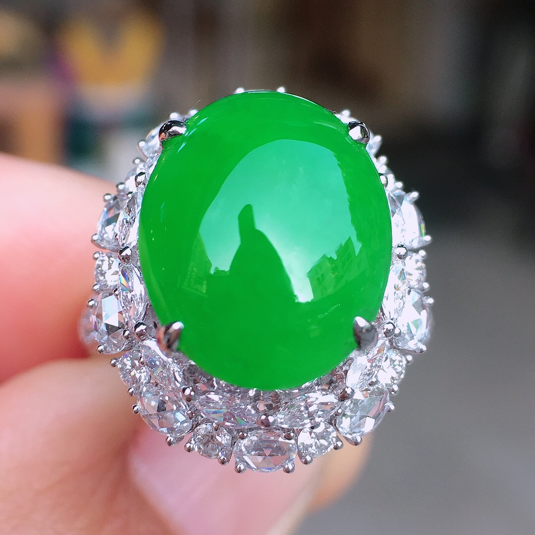 正阳绿蛋面戒指，色泽均匀艳丽，玉质细腻，荧光感超
强，饱满圆润，尽显优雅气质，18k
金豪华镶嵌