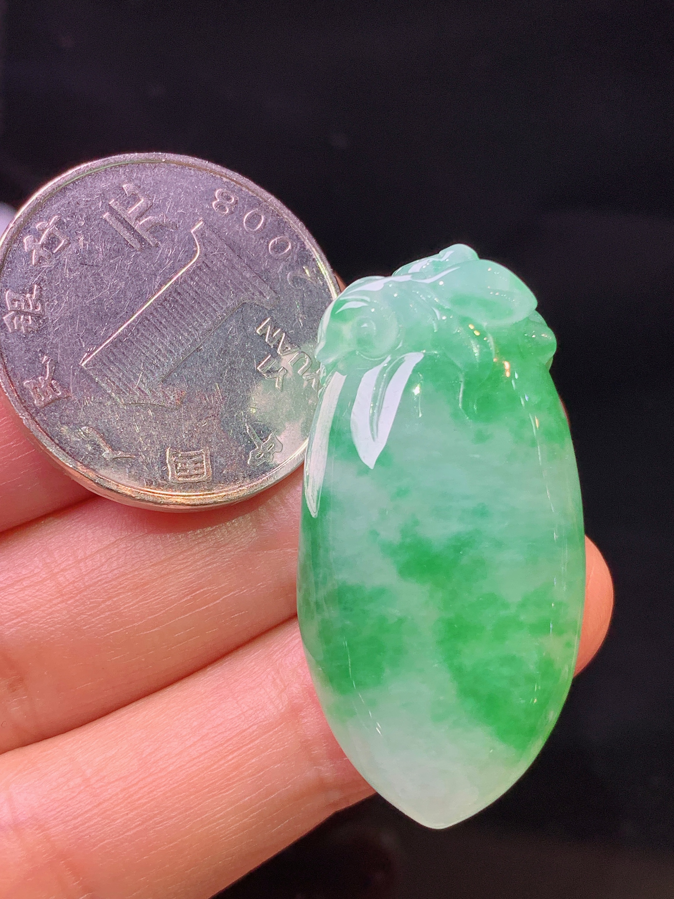 飘绿福瓜吊坠 玉质细腻 色泽艳丽清新 水润亮眼 整体尺寸36.7*18.6*10x1