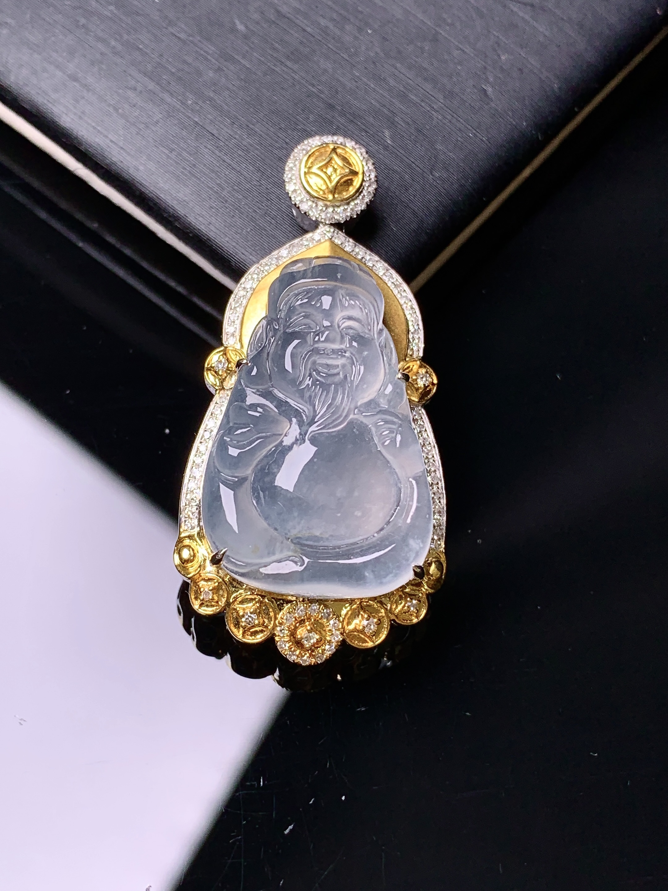 18k金钻镶嵌冰种财神吊坠 玉质细腻 色泽艳丽清新 水润亮眼 整体尺寸35.8*17.6*8.5c2