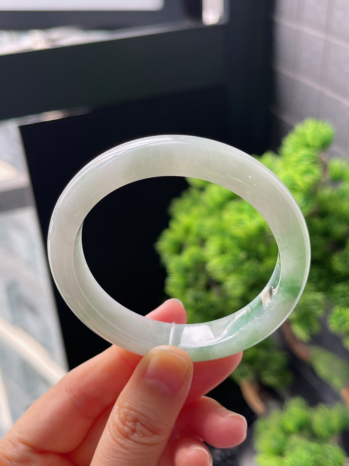 正圈54圈口，翡翠冰糯种飘绿手镯