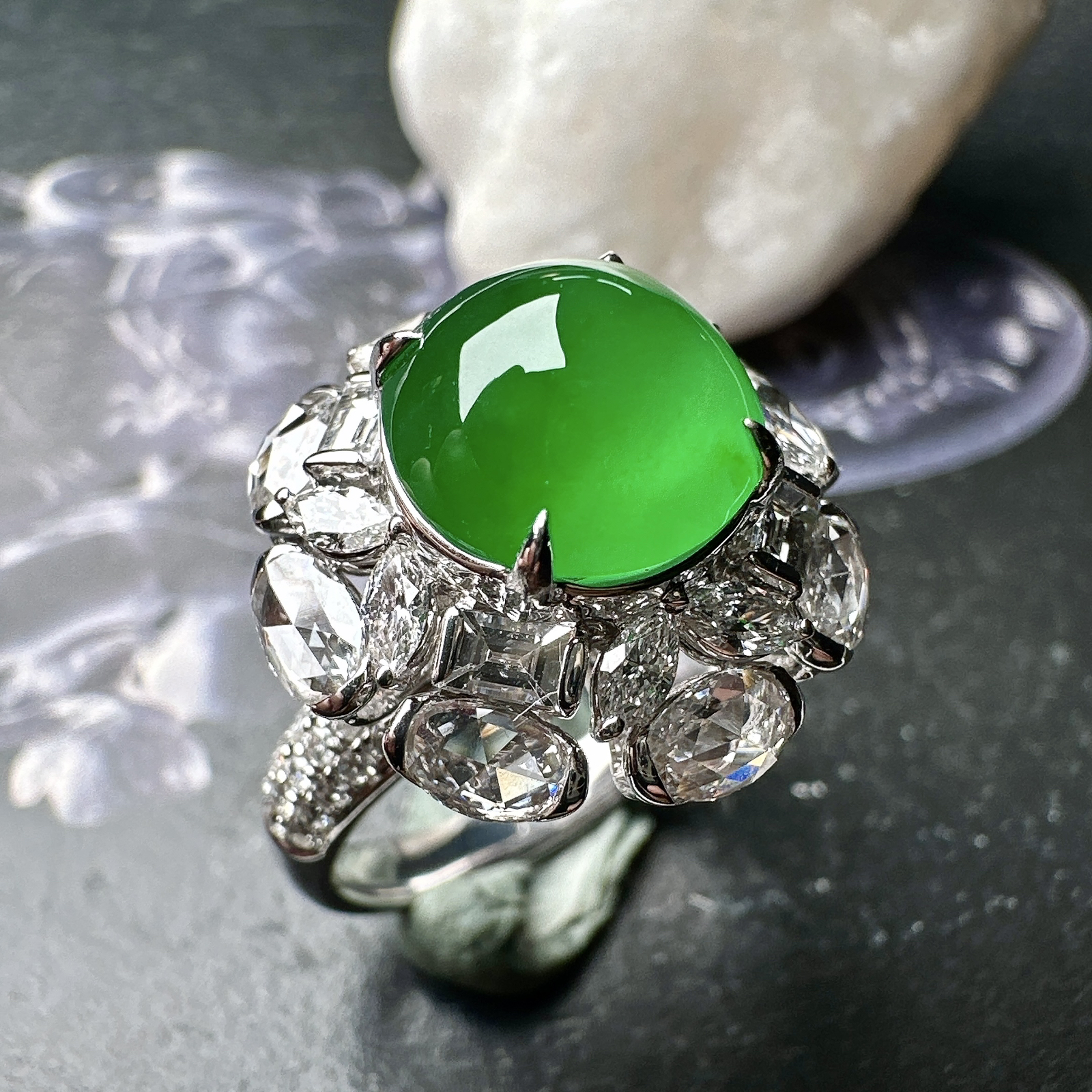【冰种满绿蛋面戒指】质地均匀细腻，冰润起光，胶感强烈，颜色娇艳，18K金钻精美镶嵌，裸石尺寸9.8*6毫米