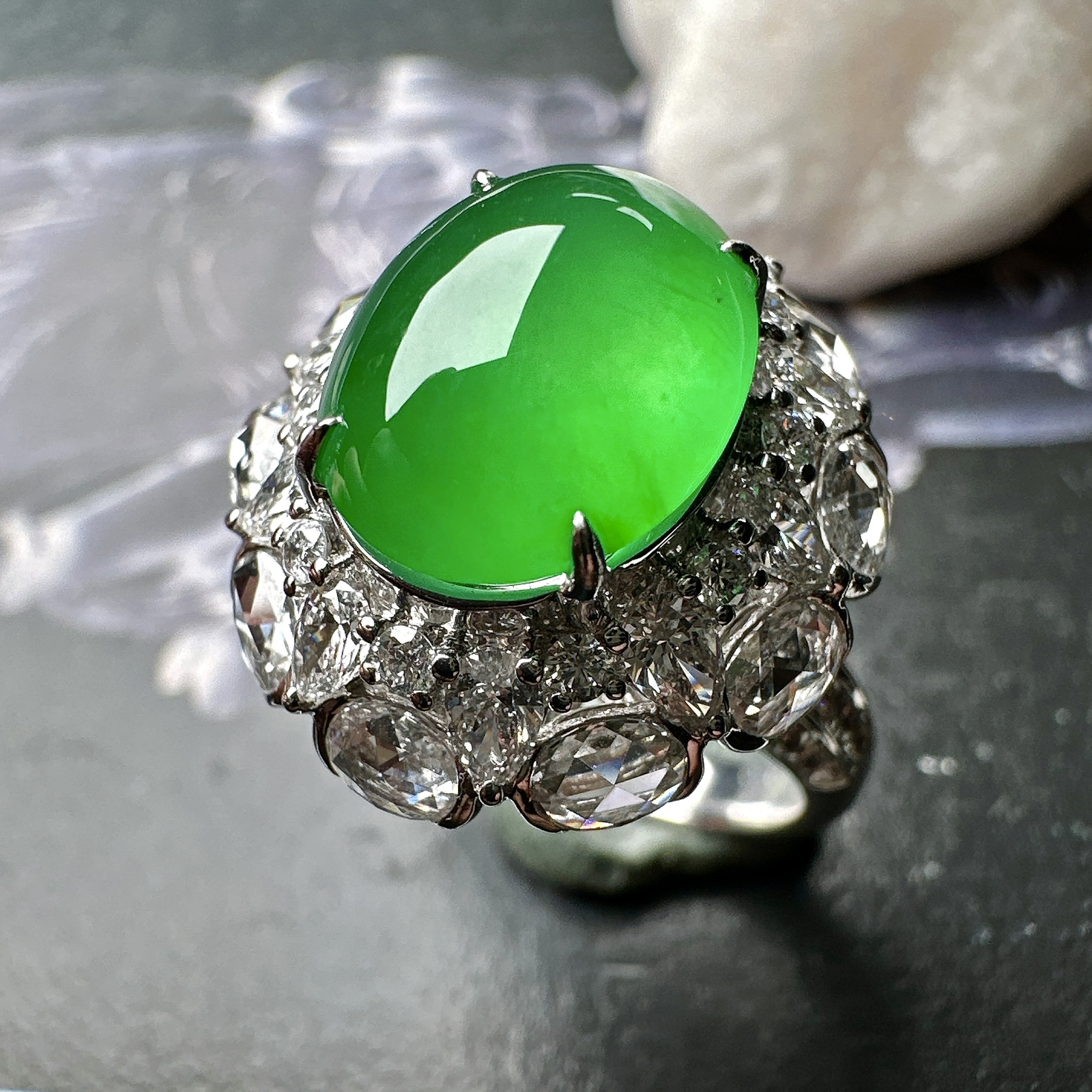 【冰种满绿蛋面戒指】多带款，质地均匀细腻，冰润起光，胶感强烈，颜色娇艳，18K金钻精美镶嵌，裸石尺寸12*9.7*5.6毫米