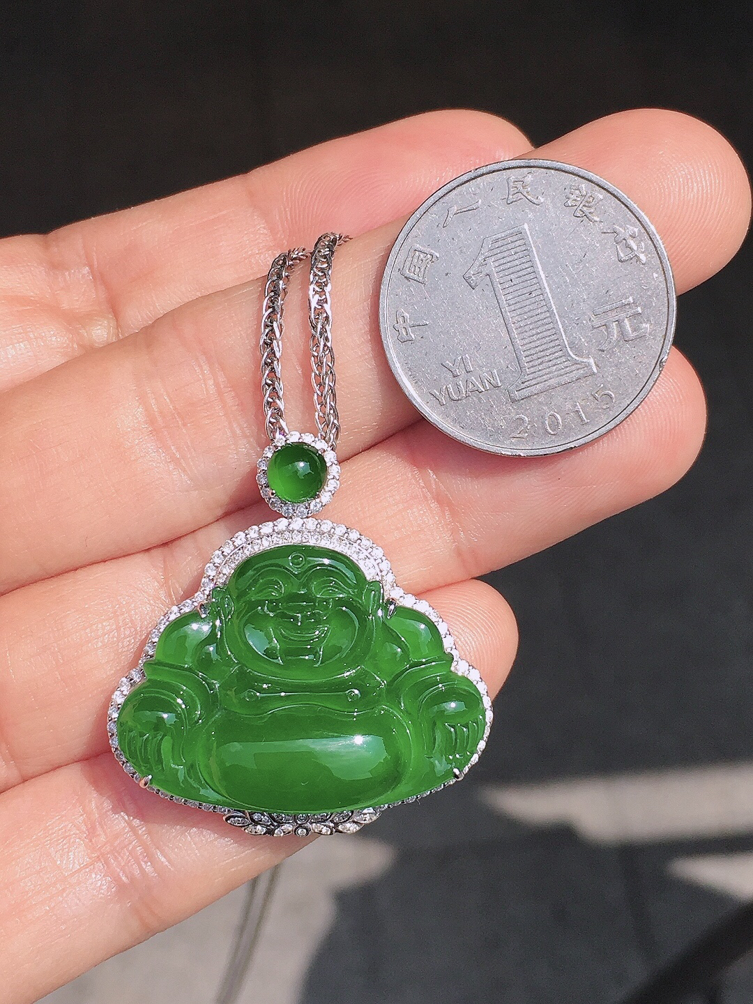 满绿佛公吊坠，色泽均匀艳丽，玉质细腻，荧光感超
强，饱满圆润，尽显优雅气质，18k
金豪华镶嵌