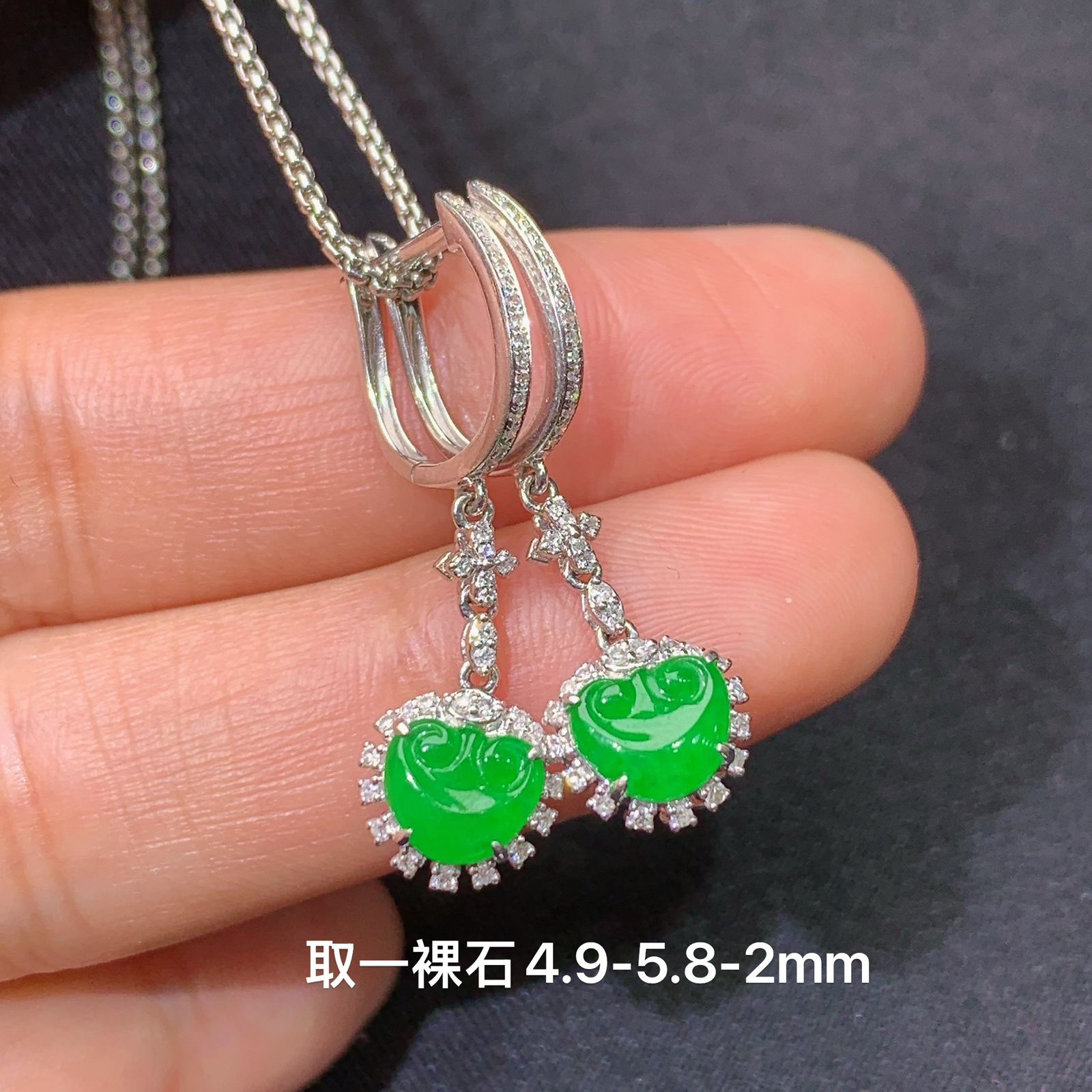 冰阳绿如意耳坠，18k金镶嵌，简约时尚，冰润色阳，种水足，C2 尺寸4.9*5.8*2