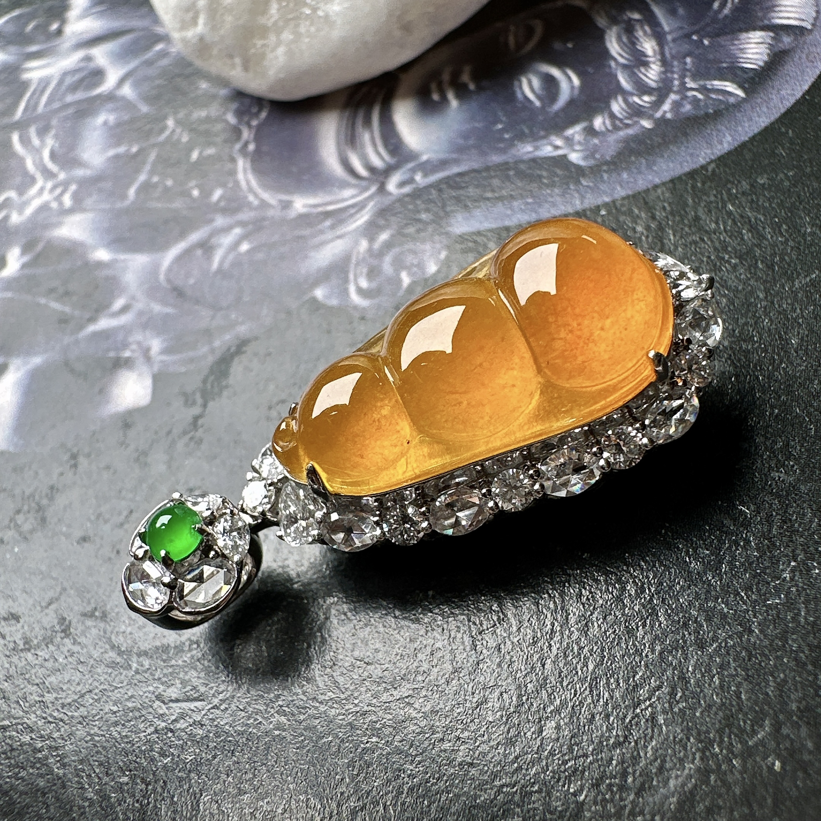 【冰种黄翡福豆吊坠】质地细腻，冰感十足，晶莹透亮，18K金钻镶嵌，裸石尺寸18.5*10*5.8毫米