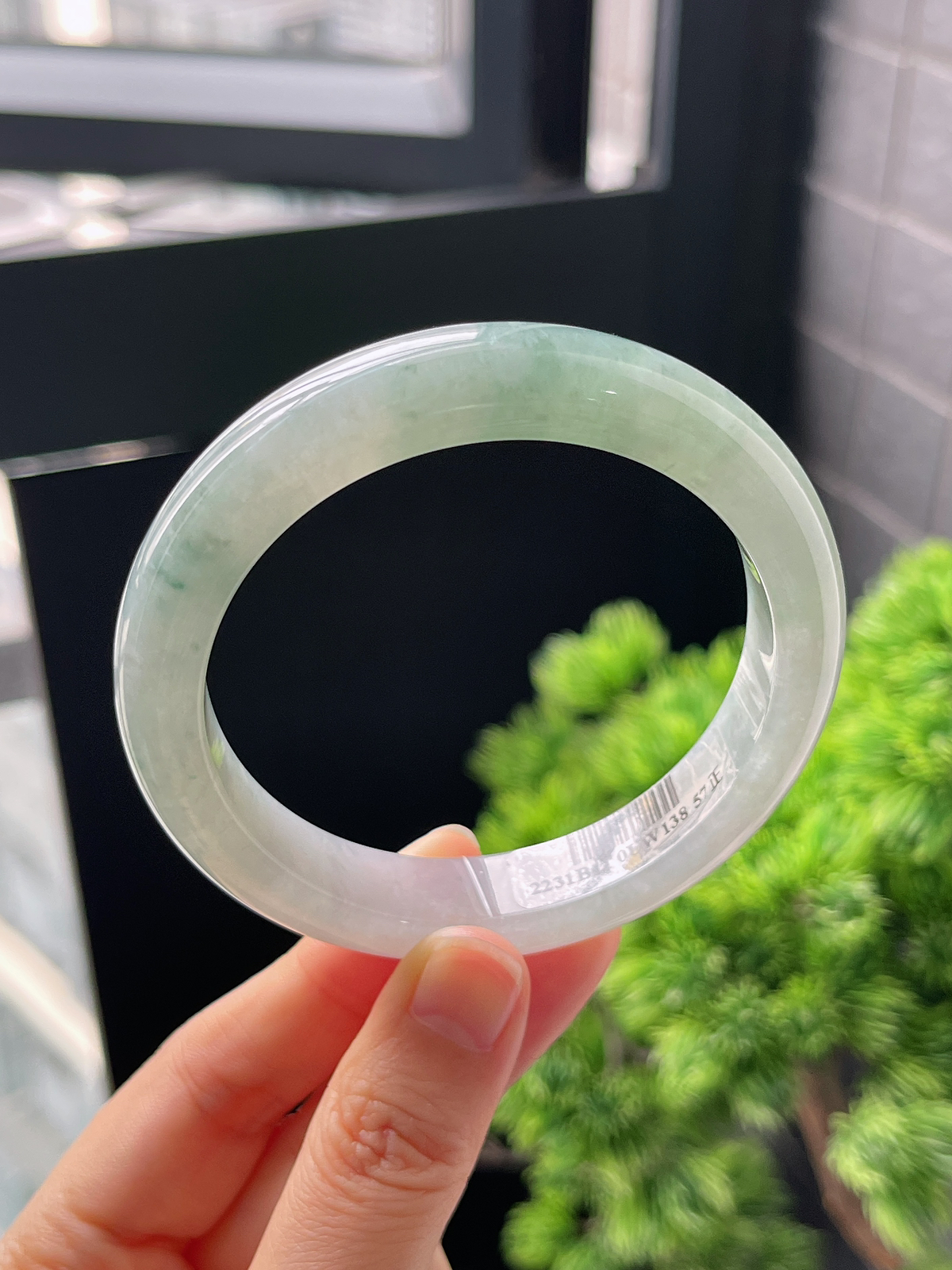 正圈57圈口，翡翠冰糯种浅绿色手镯