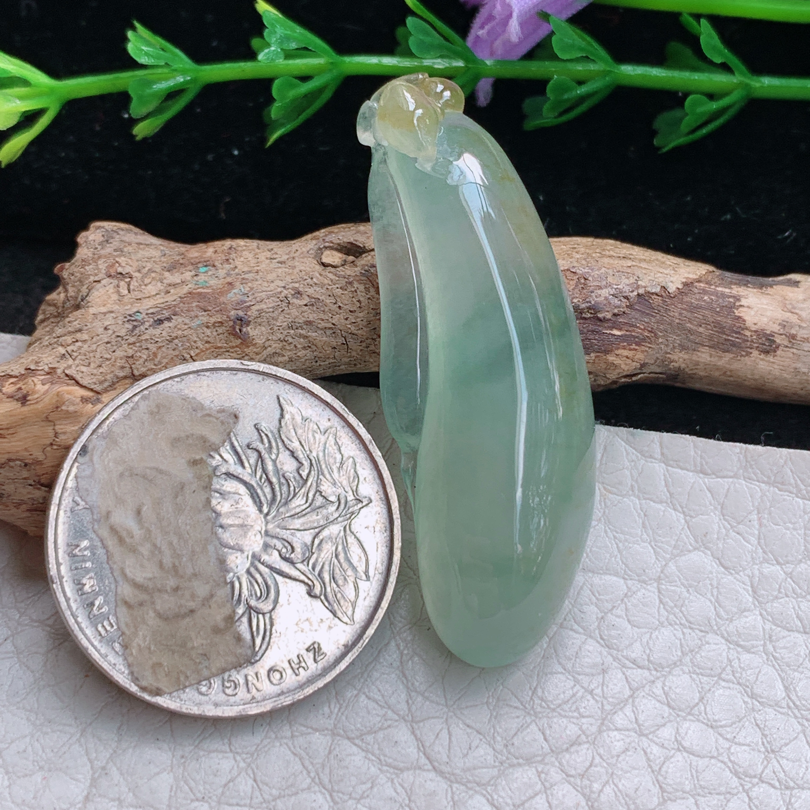 lz实拍42.8*14.8*8.5缅甸天然翡翠a货精雕冰种淡黄福瓜吊坠