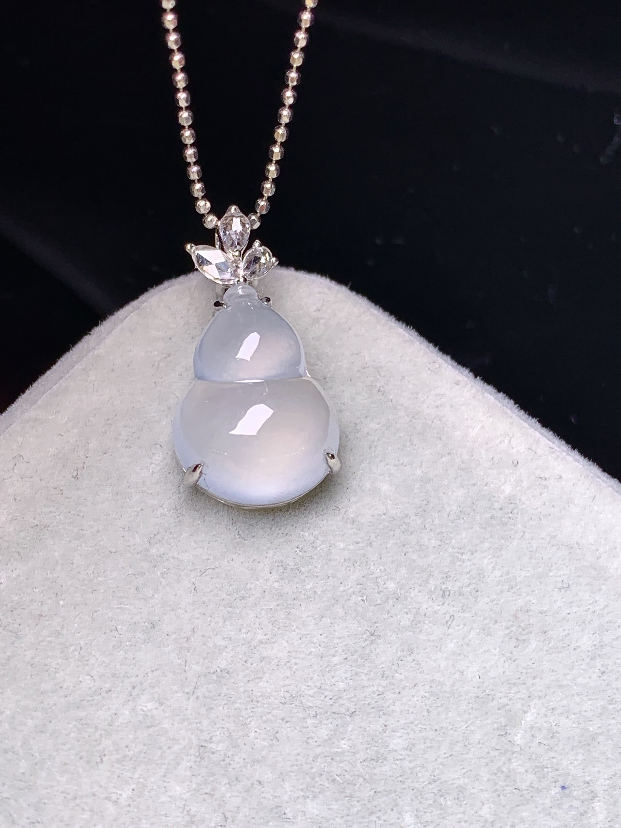 18k金钻镶嵌冰种葫芦吊坠 玉质细腻 色泽艳丽清新 水润亮眼 整体尺寸19.5*10.5*7c2