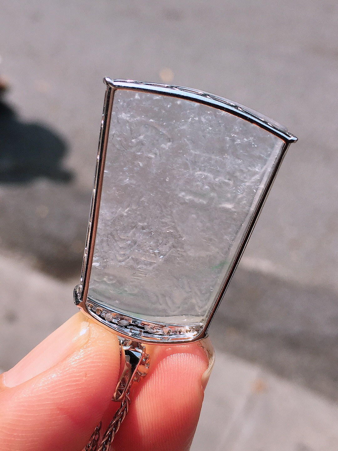 冰种山水牌吊坠，玉质细腻，荧光感超
强，饱满圆润，尽显优雅气质，18k
金豪华镶嵌