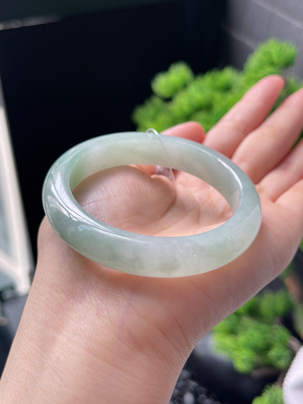 正圈54圈口，翡翠冰糯种淡绿色手镯