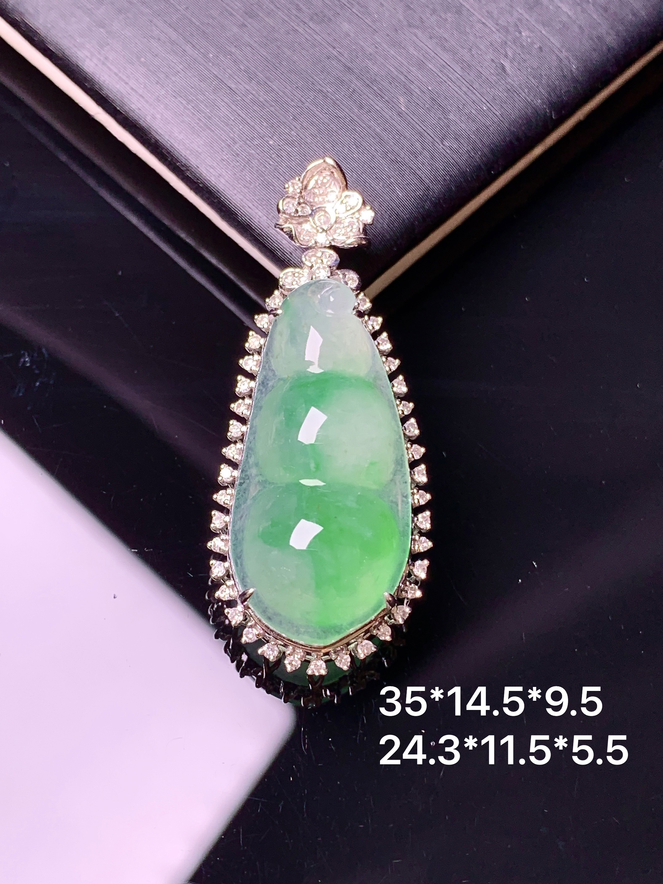 18k金钻镶嵌飘绿四季豆吊坠 玉质细腻 色泽艳丽清新 水润亮眼 整体尺寸35*14.5*9.5f2