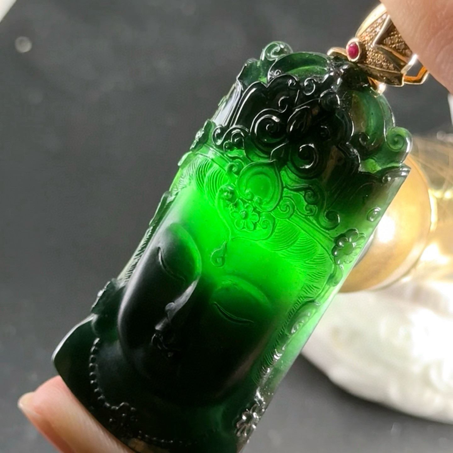 精品18k墨翠观音头 种好色正 黑度极好 打灯通透 油性十足