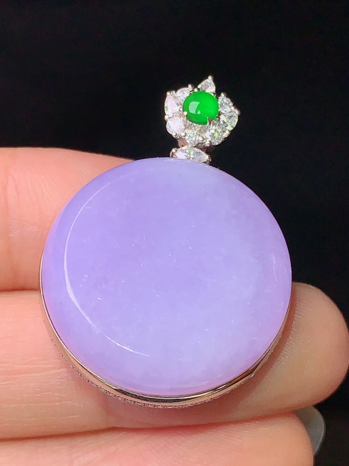 18k金钻镶嵌紫罗兰圆通吊坠 玉质细腻 色泽清新艳丽 整体尺寸32.5*23.5*10.3