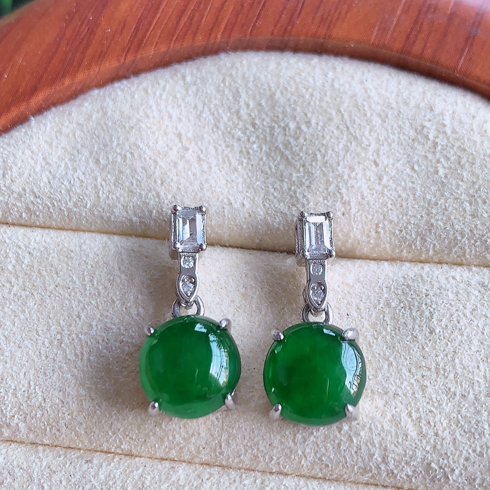 冰透满绿翡翠925银镶嵌耳钉，自然光实拍，翠色灵动，颜色漂亮，种老水足，品相佳，佩戴佳品！W481.
