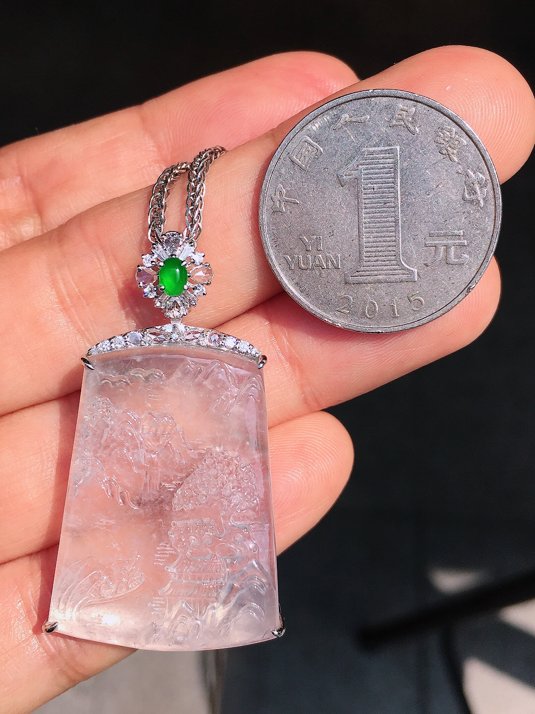 冰种山水牌吊坠，玉质细腻，荧光感超
强，饱满圆润，尽显优雅气质，18k
金豪华镶嵌