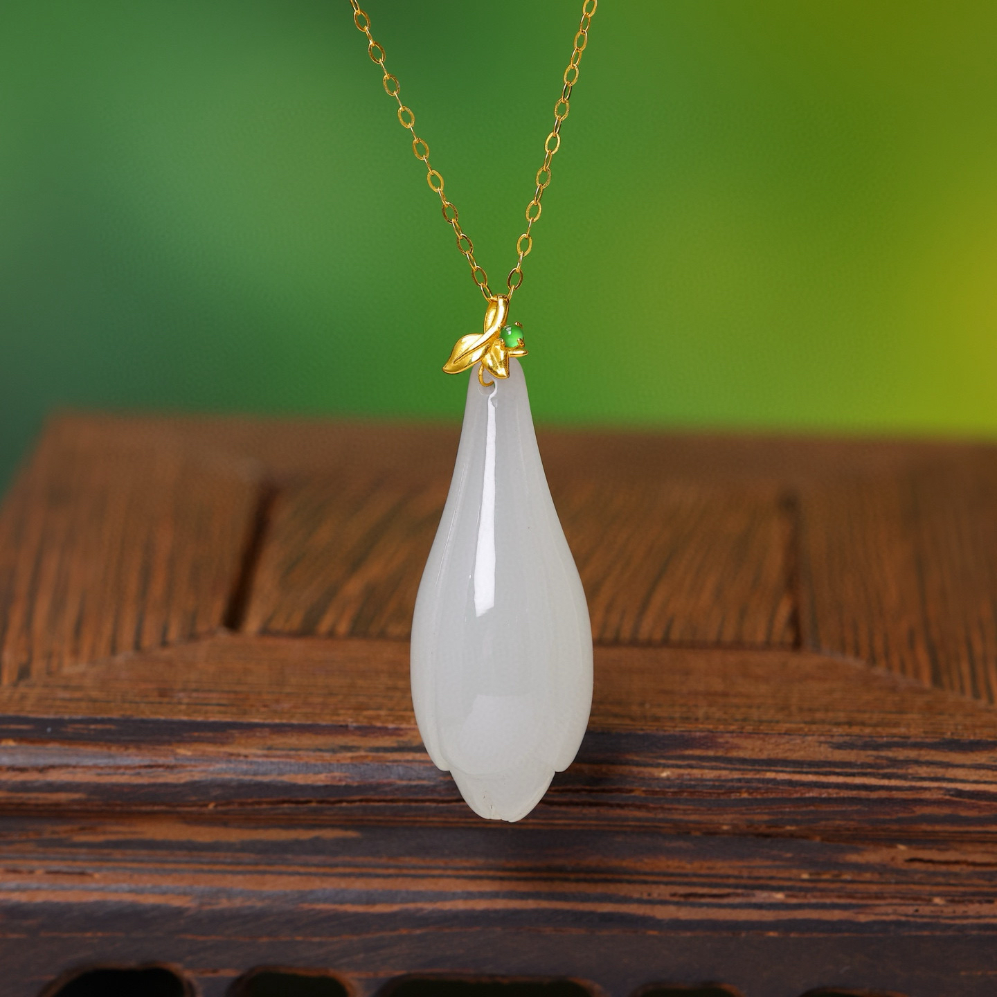 18K金镶嵌和田玉玉兰花吊坠