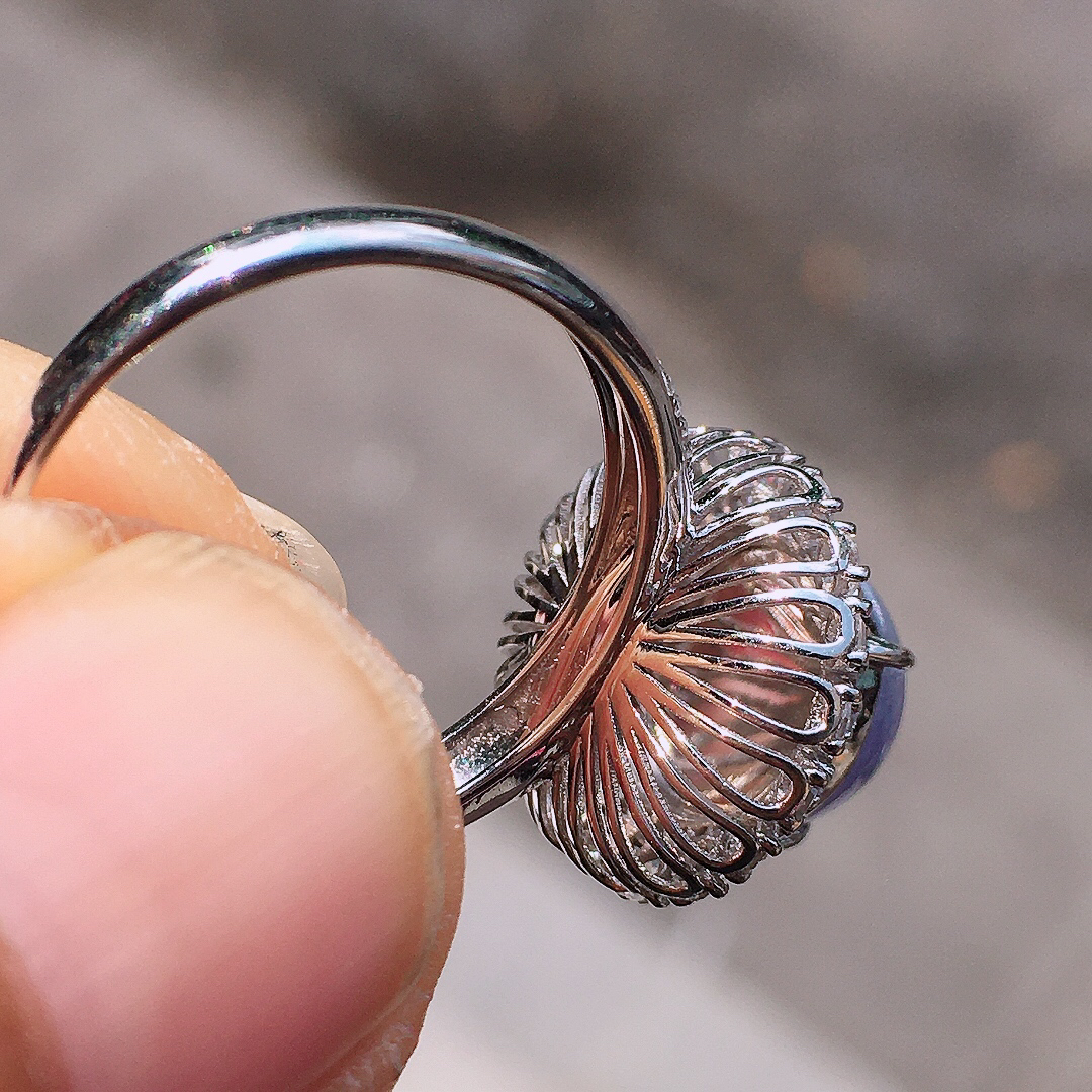 紫罗兰蛋面戒指，色泽均匀艳丽，玉质细腻，荧光感超
强，饱满圆润，尽显优雅气质，18k
金豪华镶嵌