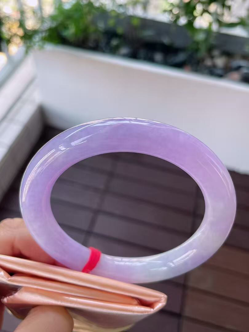 【翡翠名称】老种冰紫罗兰60.3大圈口圆条手镯
【翡翠尺寸】60.3/10.7/10.7mm适合60-62.6正圈口佩戴
【翡翠描述】宝贝种老水足，玉质细腻，色泽靓丽，性价比高，佩戴效果好！
【其它赠送】权威证书/精美挂绳盒子/支持全国复检