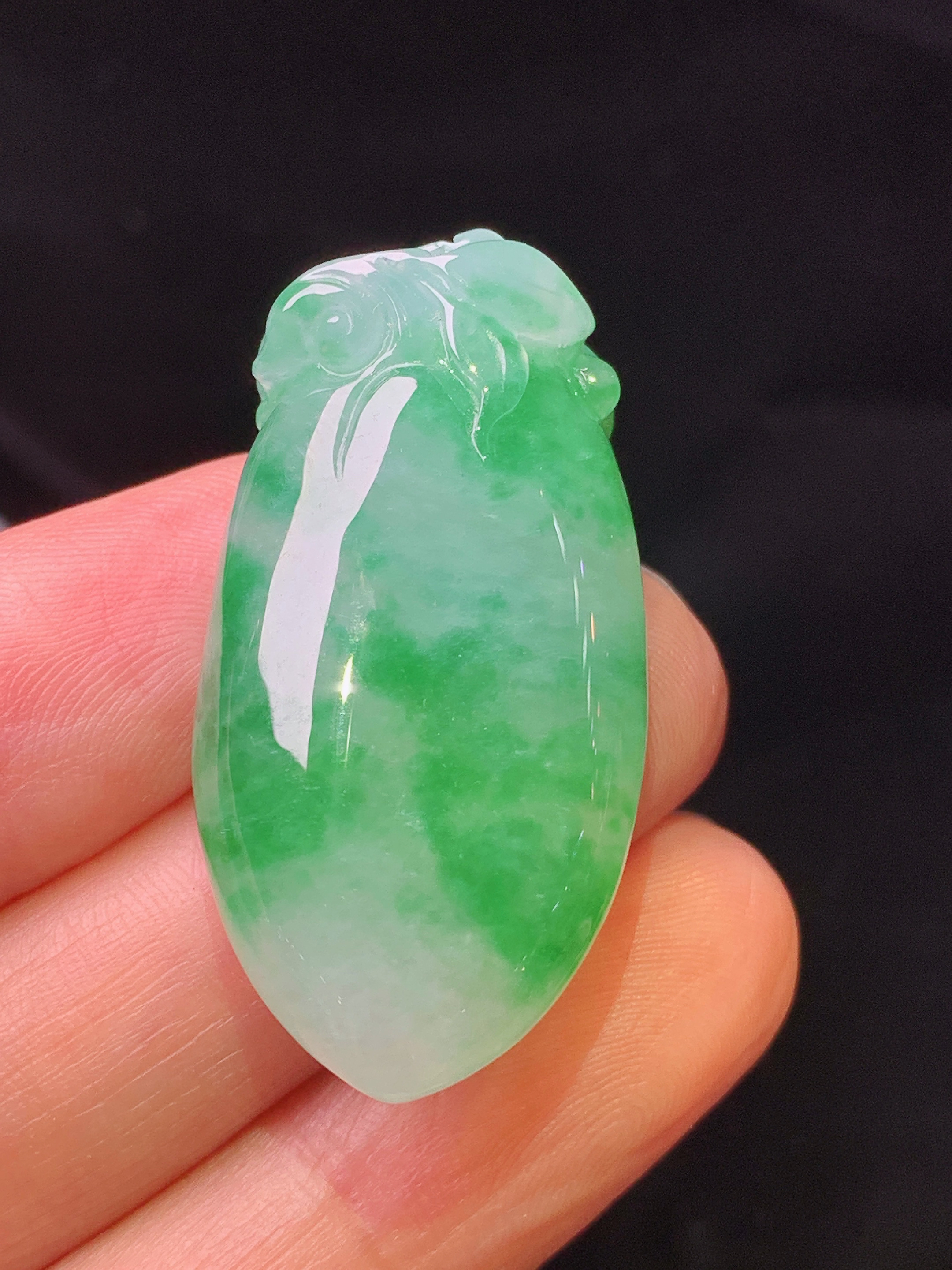 飘绿福瓜吊坠 玉质细腻 色泽艳丽清新 水润亮眼 整体尺寸36.7*18.6*10x1