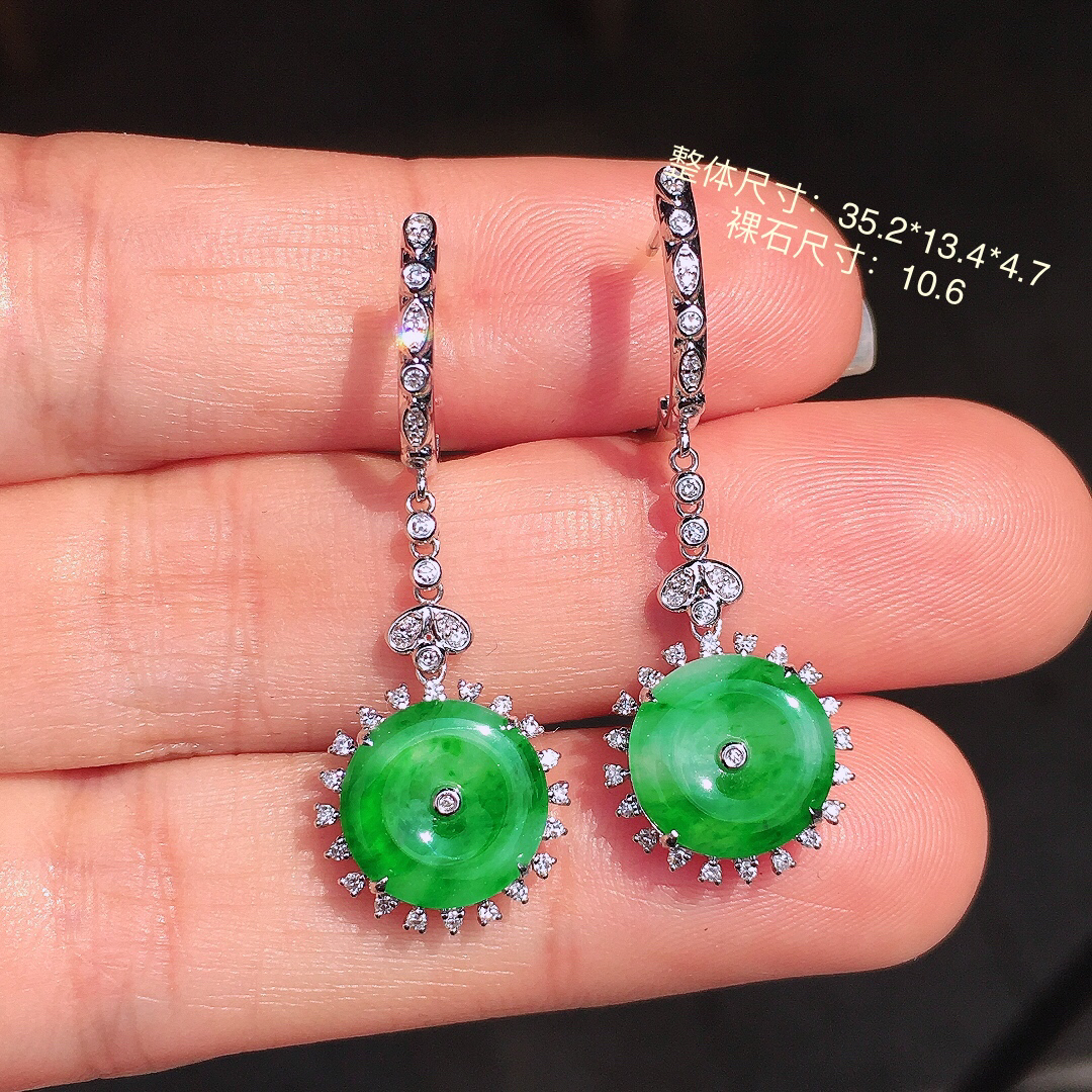 阳绿平安扣耳坠，色泽均匀艳丽，玉质细腻，荧光感超
强，饱满圆润，尽显优雅气质，18k
金豪华镶嵌