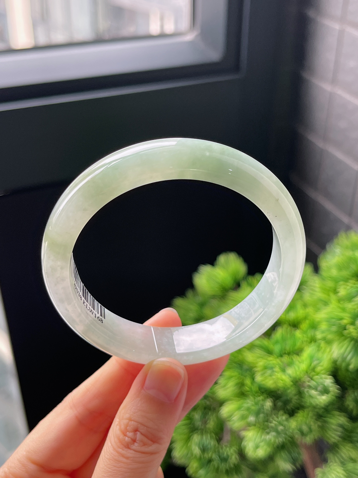 正圈57.8圈口，翡翠冰糯种飘绿手镯