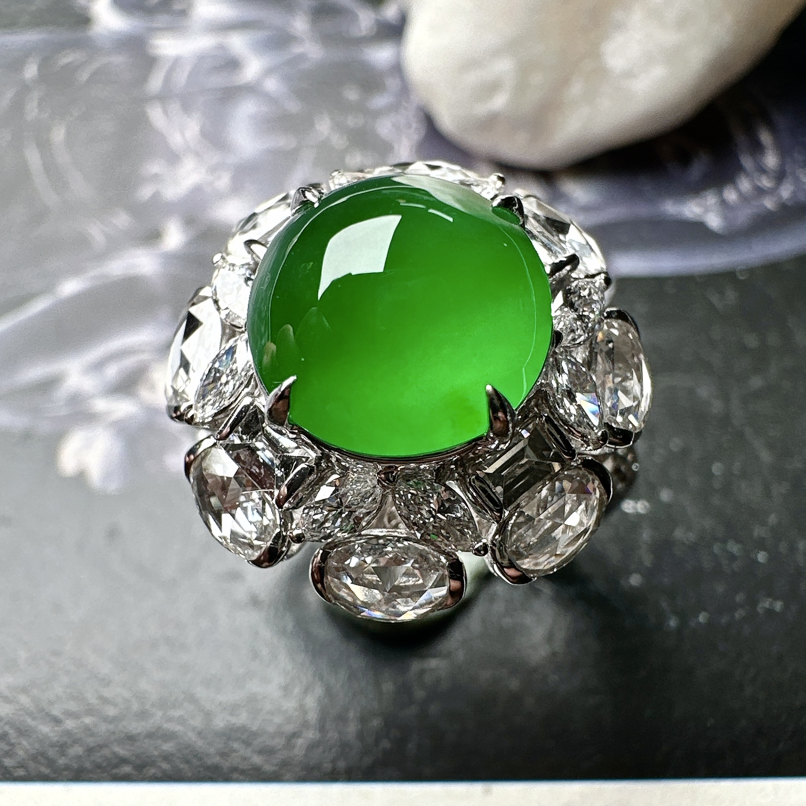 【冰种满绿蛋面戒指】质地均匀细腻，冰润起光，胶感强烈，颜色娇艳，18K金钻精美镶嵌，裸石尺寸9.8*