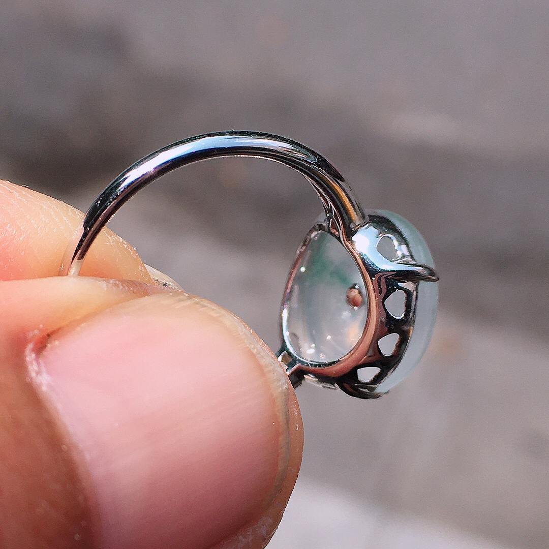 冰飘花平安扣戒指，玉质细腻，荧光感超
强，饱满圆润，尽显优雅气质，18k
金豪华镶嵌