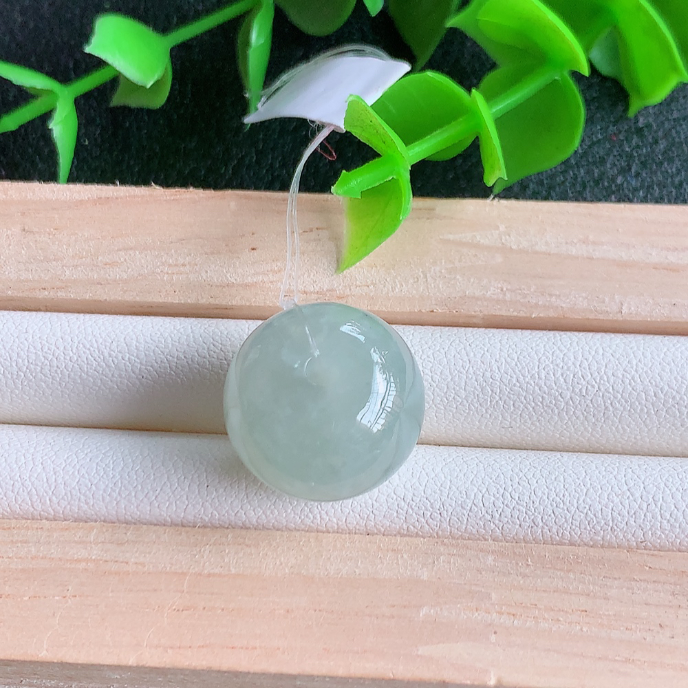 冰润转运珠翡翠吊坠，寓意“时来运转，财源滚滚” 寓意佳，紫气东来，颜色清爽，佩戴效果优雅迷人！性价比超值！W49.15  尺寸：16-12.5mm