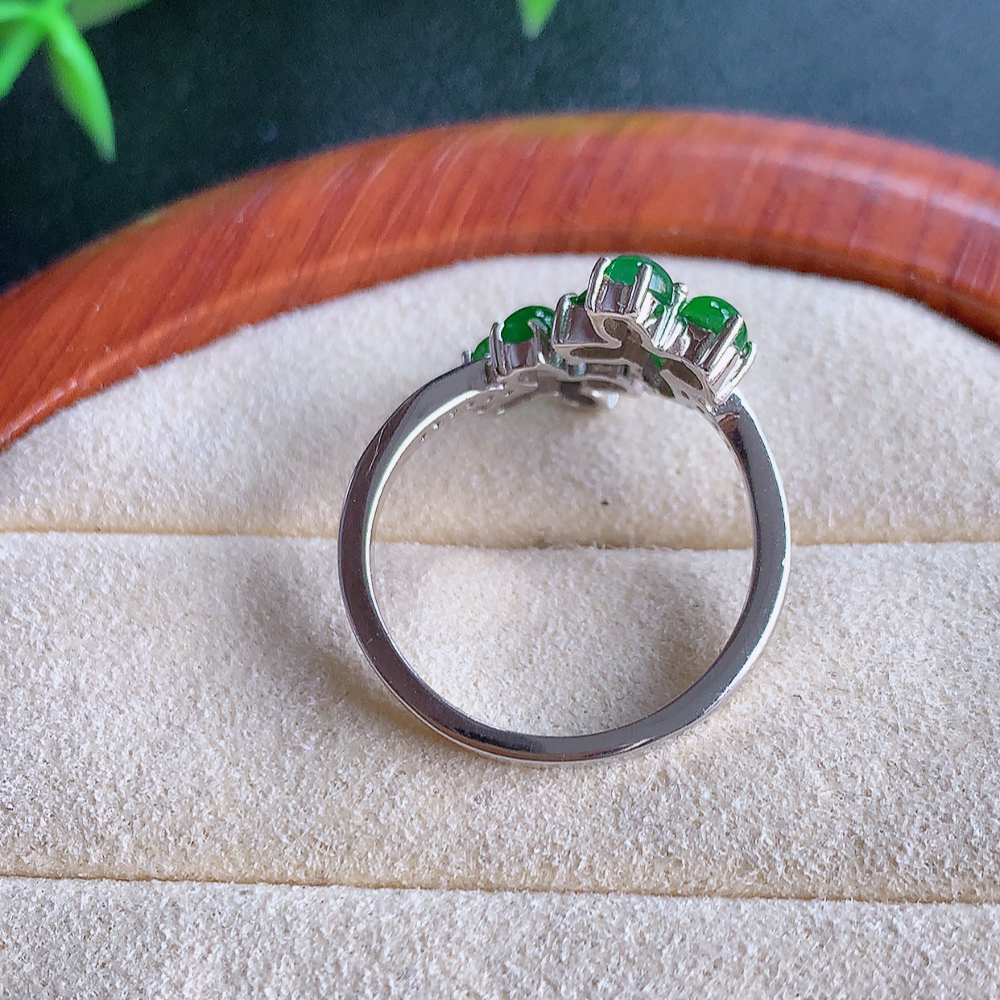 冰润满绿精美环形翡翠戒指  玉质细腻  冰清玉润  飘花灵动  颜色漂亮  W815.15   内径尺寸：18-15-3.8mm  裸石尺寸：3mm