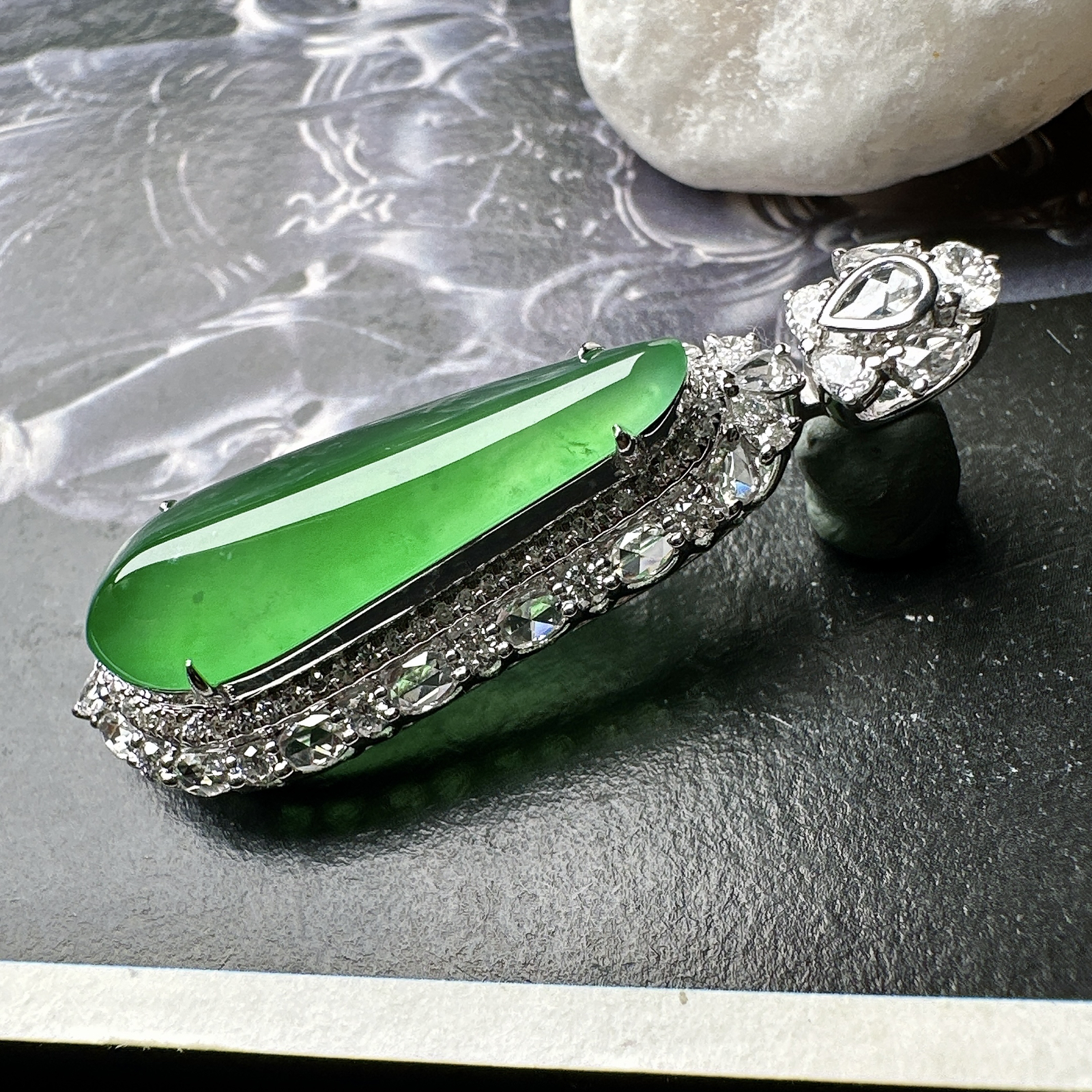 【冰种满绿福瓜吊坠】种水上乘，晶莹剔透，纯净通透，18k金钻精美镶嵌，裸石尺寸24.8*8.9*4.6毫米