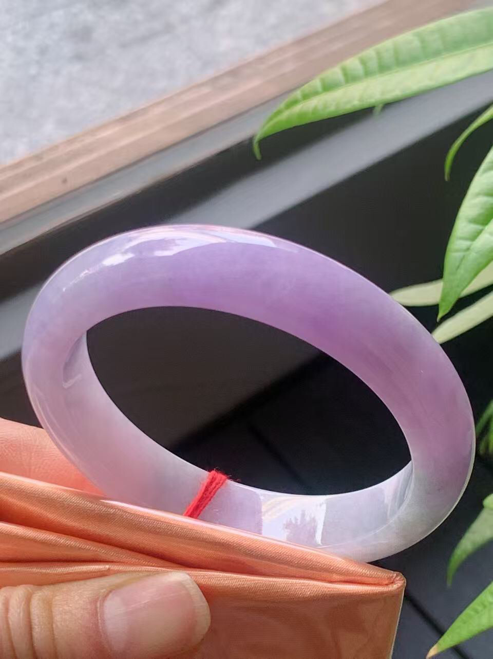 【翡翠名称】老坑种紫罗兰54正圈口手镯
【翡翠尺寸】54/12/8.4mm适合53-55正圈口佩戴
【翡翠描述】宝贝种老水足，玉质细腻，色泽靓丽，性价比高，佩戴效果好！
【其它赠送】权威证书/精美挂绳盒子/支持全国复检