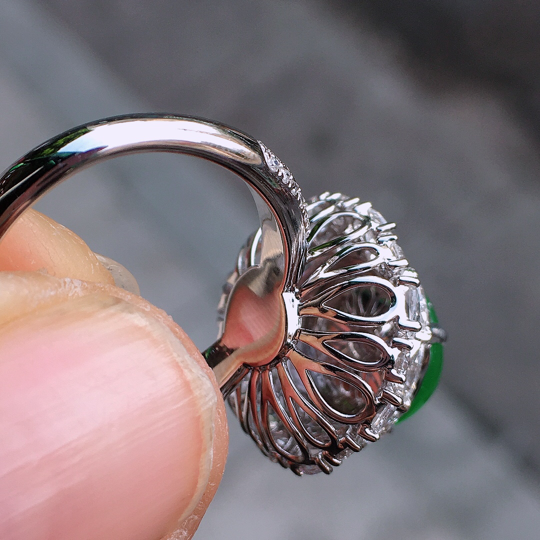 阳绿蛋面戒指，色泽均匀艳丽，玉质细腻，荧光感超
强，饱满圆润，尽显优雅气质，18k
金豪华镶嵌