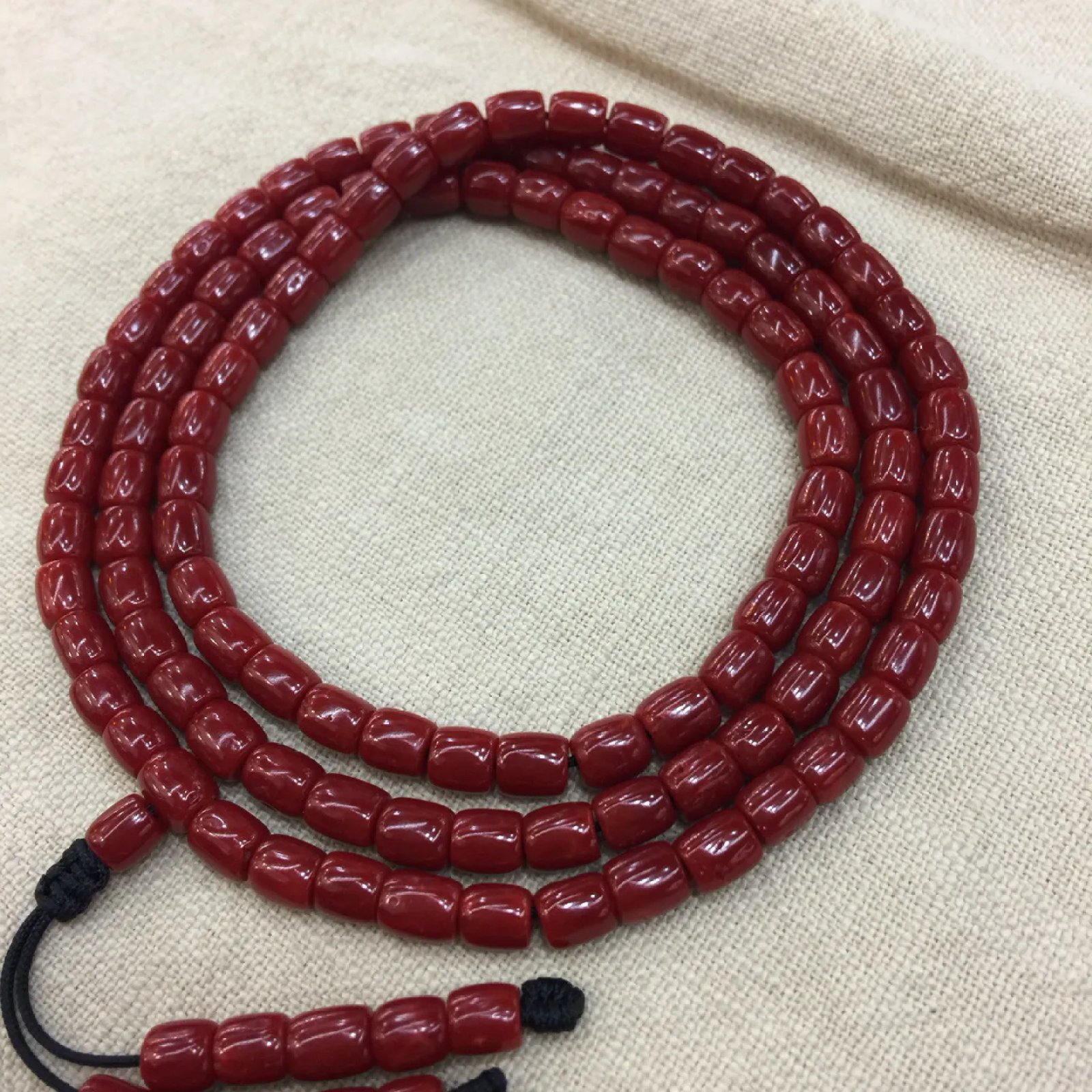 【赤血牛血6mm桶珠红珊瑚108佛珠串】传承精品！科西卡材料，西班牙产地。赤血牛血红颜色，黑红黑红的,整条无纹裂有虫眼。珠子直径5.95-5.2mm左右！108粒加佛头弟子珠共120粒，可作念佛珠串，每料珠子均为天然珊瑚，珊瑚自古就为佛教珍宝，大师，高僧的喜爱之物！可加持，可守护！深海千年有机宝石，重量为36.82克！